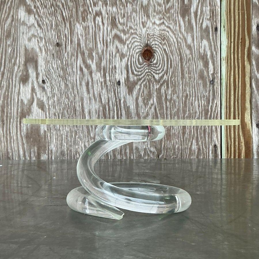 The Vintage Boho Dorothy Thorpe Lucite Cake Stand is a stunning blend of mid-century modern design and bohemian flair. Known for her iconic use of lucite, Dorothy Thorpe created timeless pieces that exude sophistication and charm. This cake stand