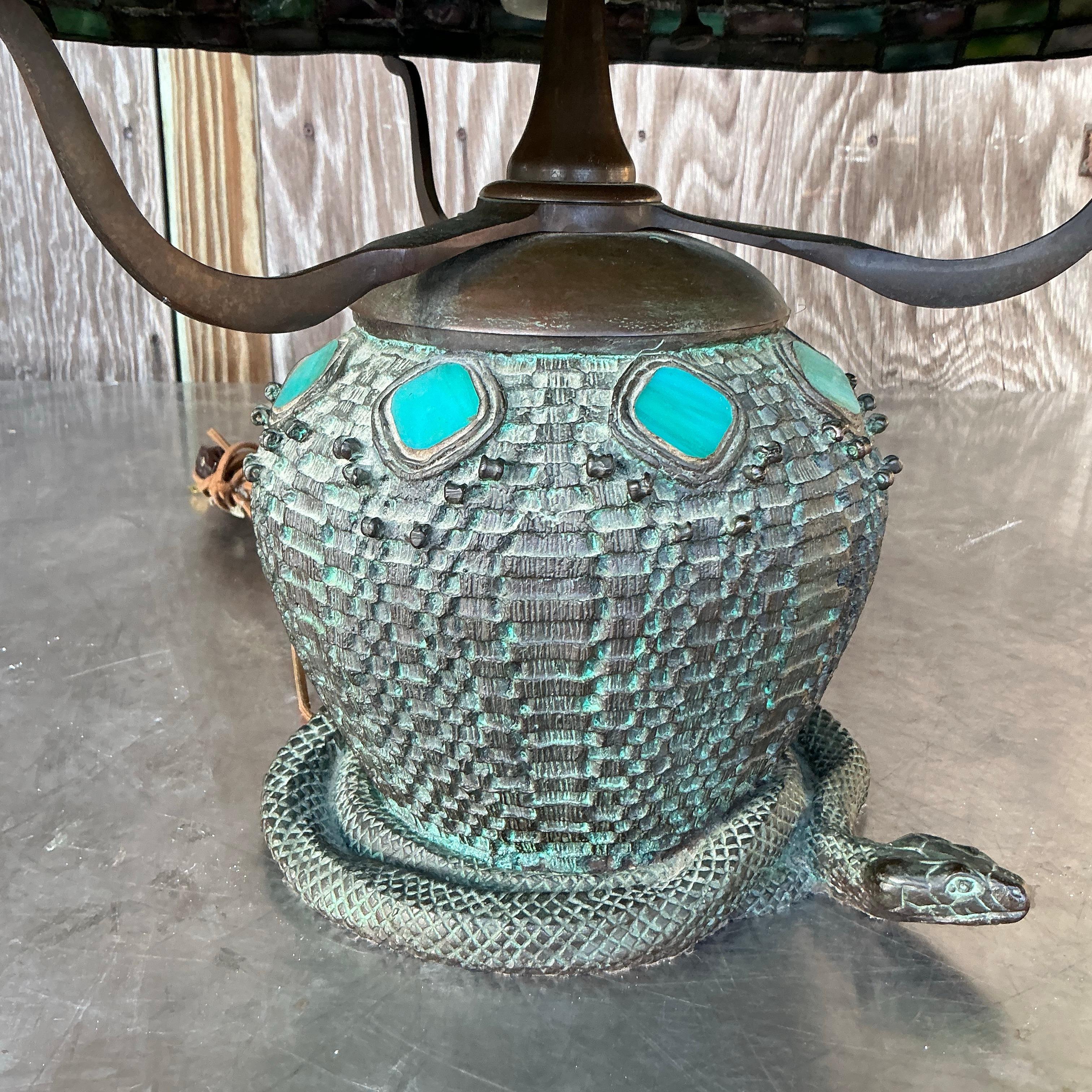 Ajoutez une touche d'art intemporel avec cette lampe en verre Vintage Boho Dragonfly, inspirée du style emblématique Tiffany. Avec son vitrail complexe aux riches tons de bijoux, le motif de la libellule et la lueur chaude de cette lampe créent une