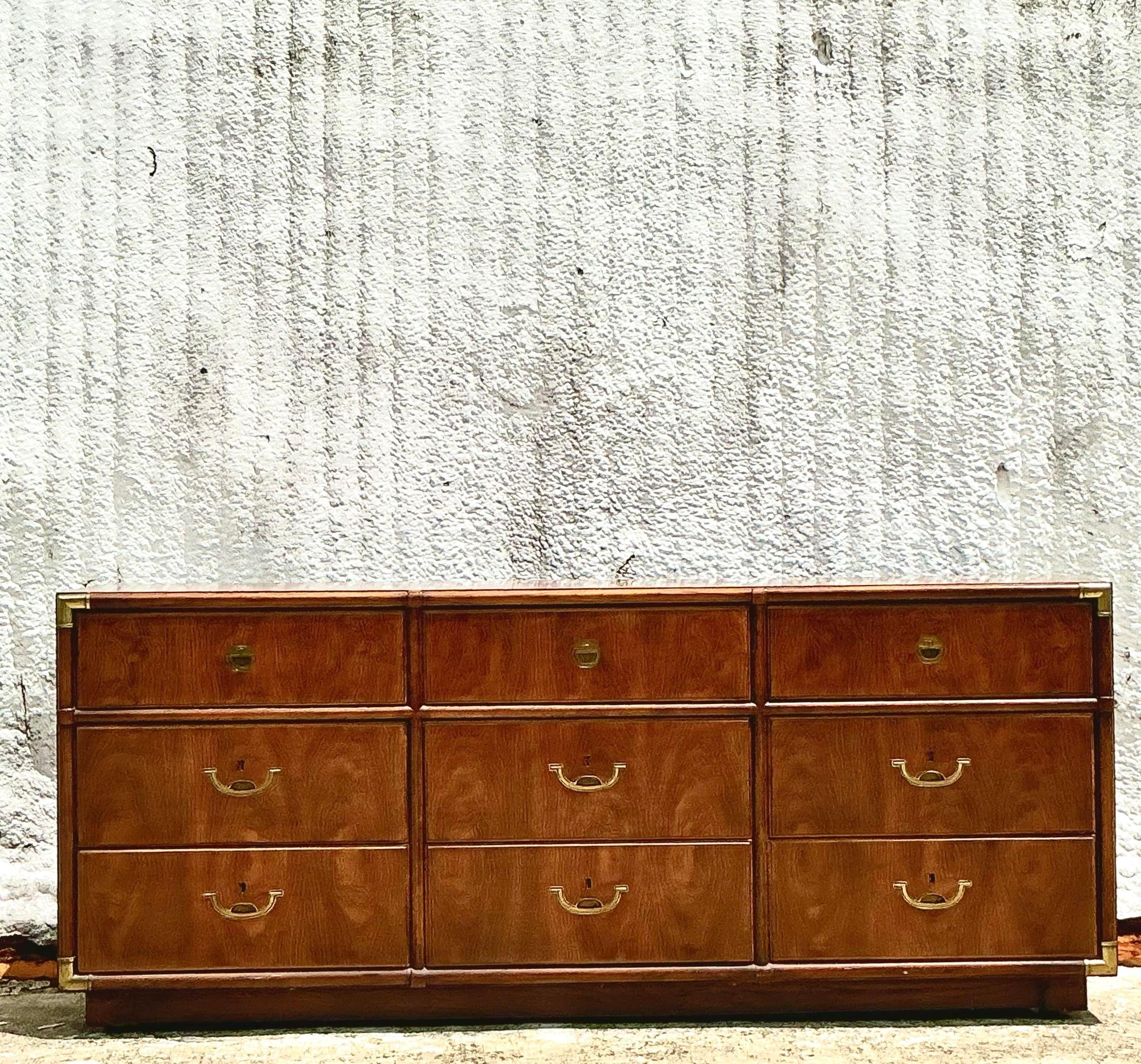 Aggiungi un tocco di stile senza tempo alla tua camera da letto con questo comò a 9 cassetti Vintage Boho Drexel Campaigner. Perfetta per gli interni in stile americano, questa cassettiera presenta la tipica ferramenta in ottone di Campaigner e
