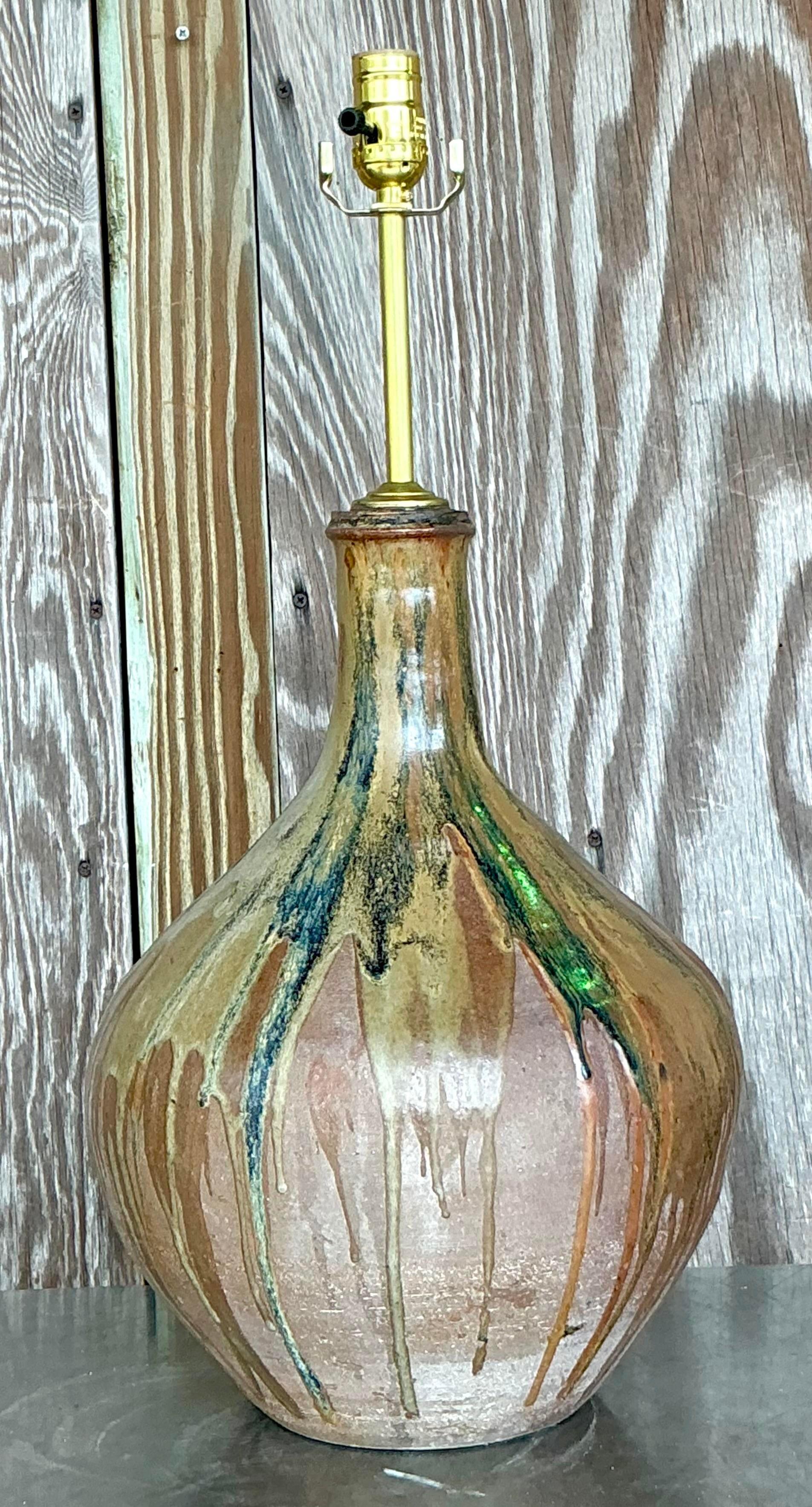 Ilumina tu espacio con esta lámpara Vintage Boho Drip Glaze Studio Pottery. Con un exclusivo acabado de esmalte goteado y cerámica artesanal, aporta un toque chic y bohemio a los interiores de estilo americano. Una pieza que combina arte y