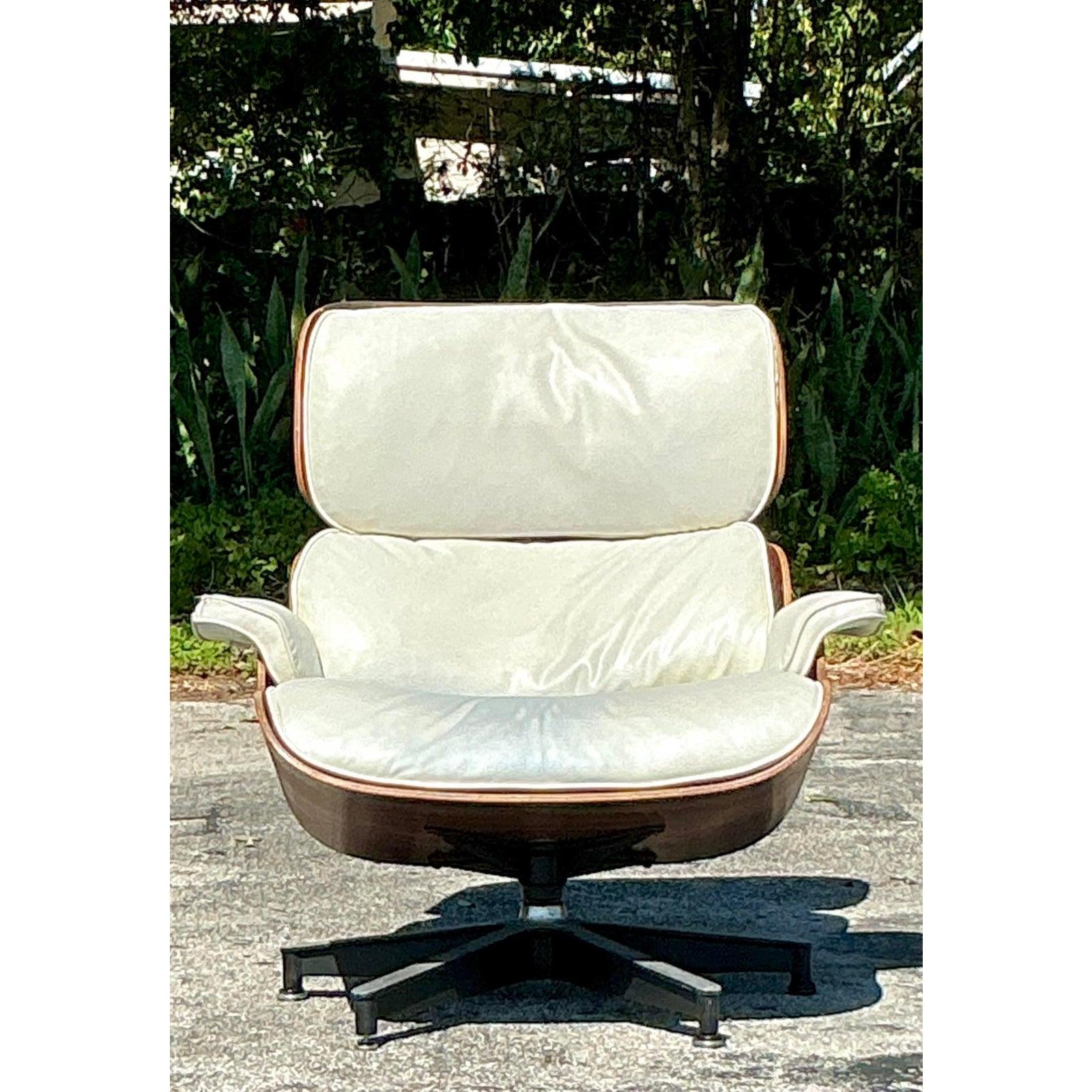 Vera e propria icona del design di metà secolo, questa poltrona vintage Eames per Herman Miller offre uno stile e un comfort senza pari. Con la sua caratteristica struttura in compensato modellato, il lussuoso rivestimento in pelle bianco sporco e