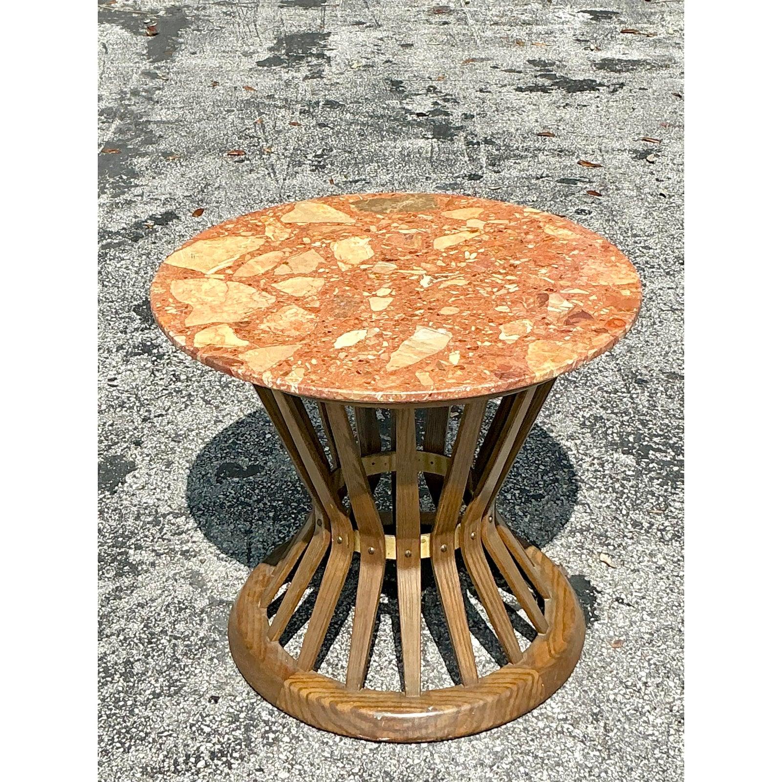 Ti presentiamo un pezzo davvero iconico del design americano: questo tavolino vintage Edward Wormley for Dunbar con piano in pietra. Testimonianza dell'impareggiabile visione di Wormley e dell'impegno di Dunbar per un'eccezionale maestria, questo
