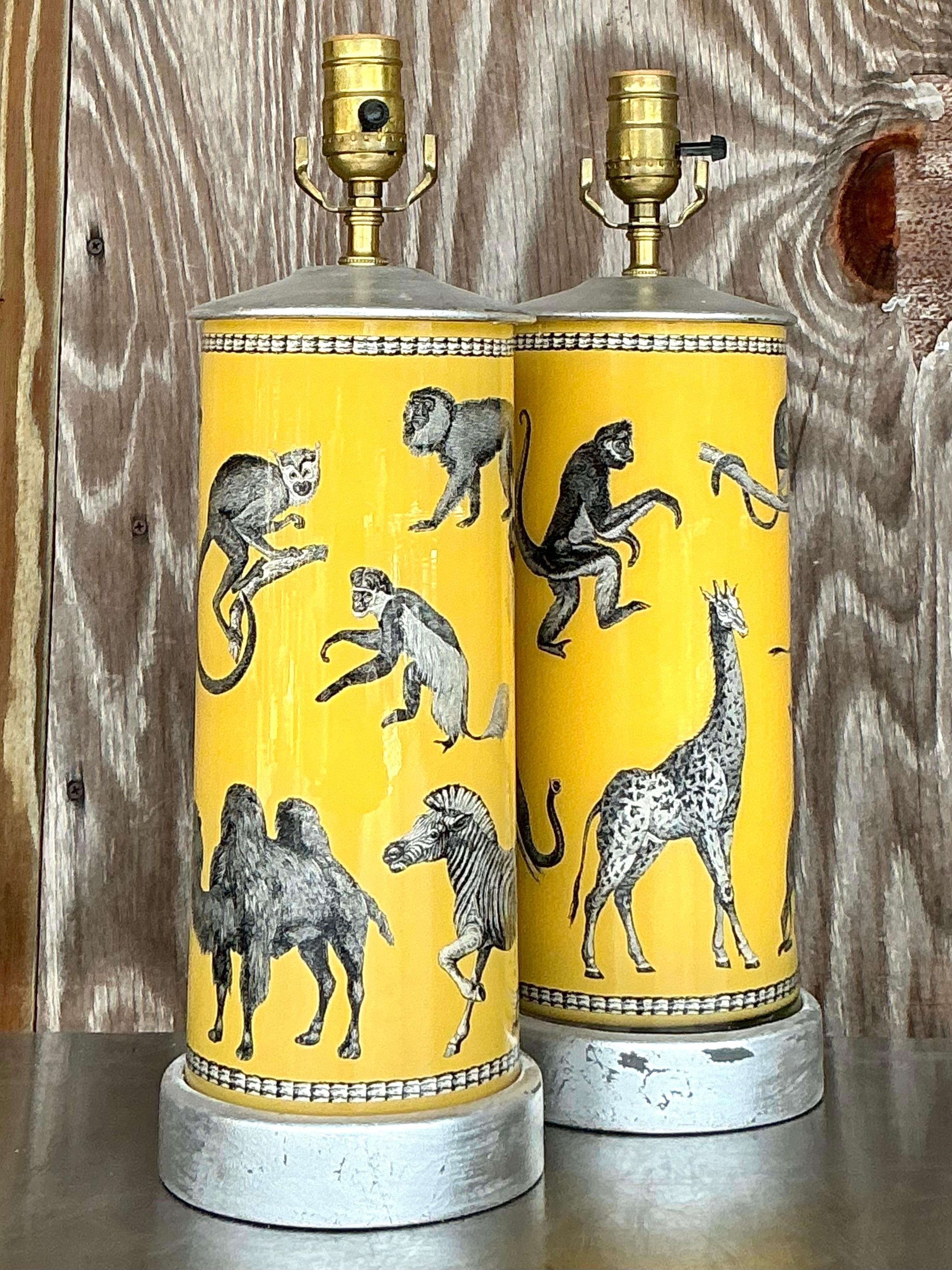 Illuminez votre espace avec l'élégance ludique de cette paire de lampes singe vintage boho en verre églomisé. Ces lampes uniques présentent des figures de singe magnifiquement détaillées sur un verre peint à l'envers, mettant en valeur l'art raffiné