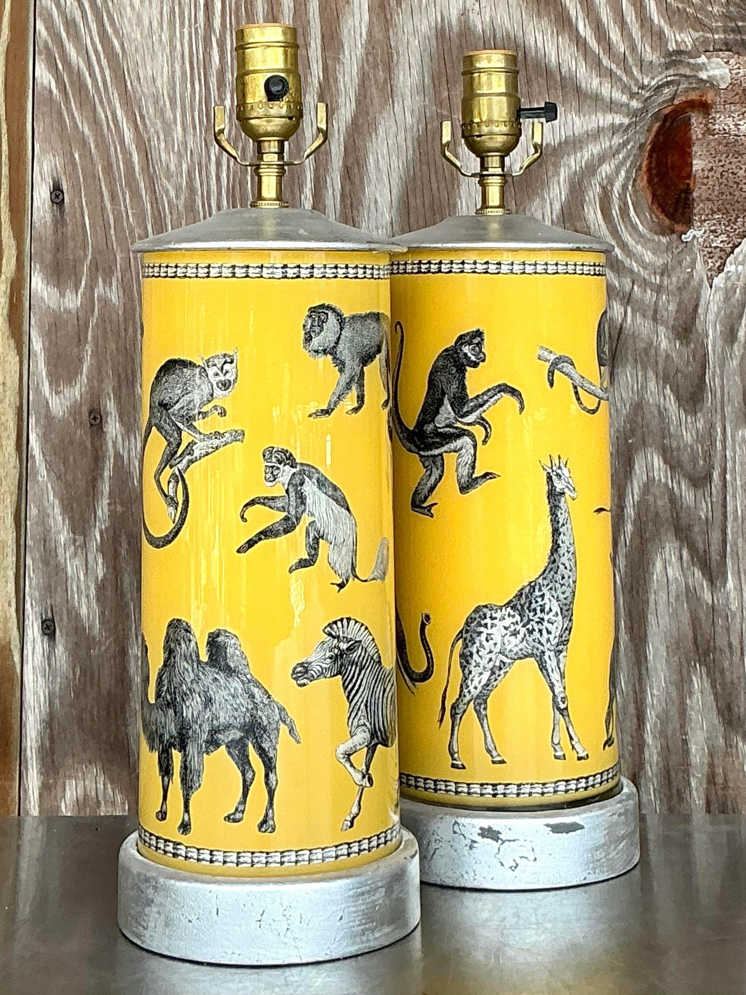 Hollywood Regency Paire de lampes singe Boho en verre Eglomise en vente