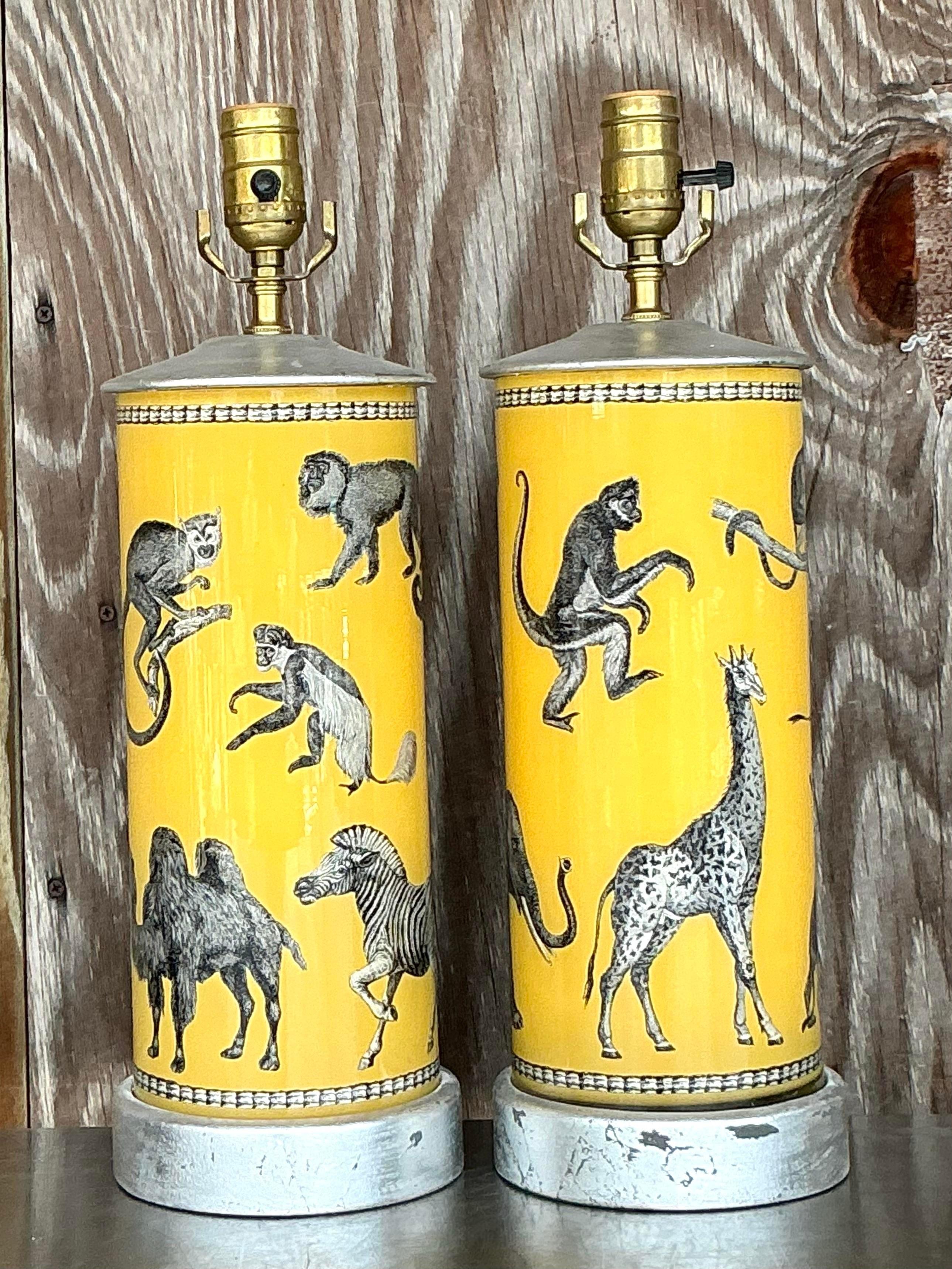 Américain Paire de lampes singe Boho en verre Eglomise en vente