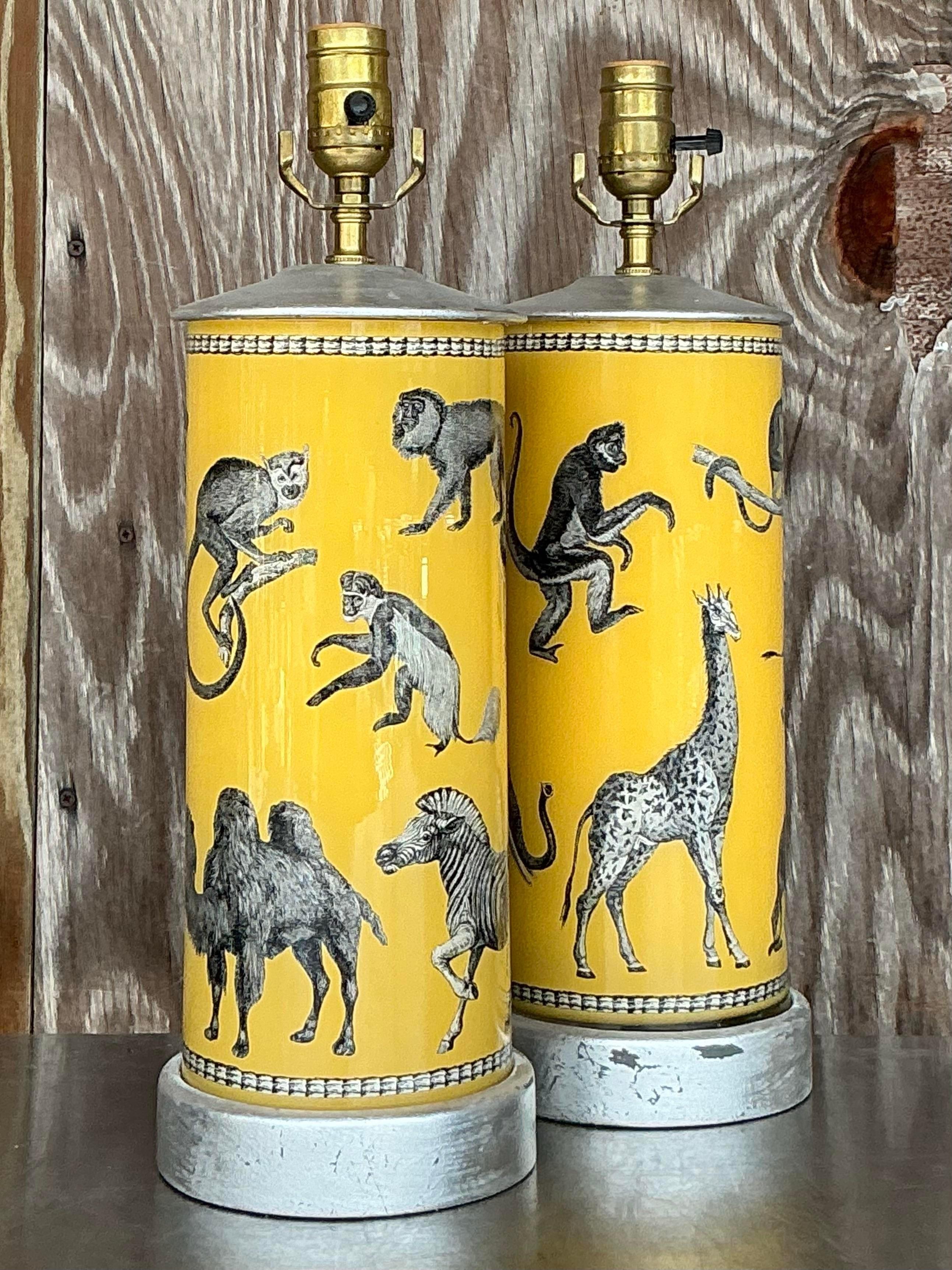 Paire de lampes singe Boho en verre Eglomise Bon état - En vente à West Palm Beach, FL
