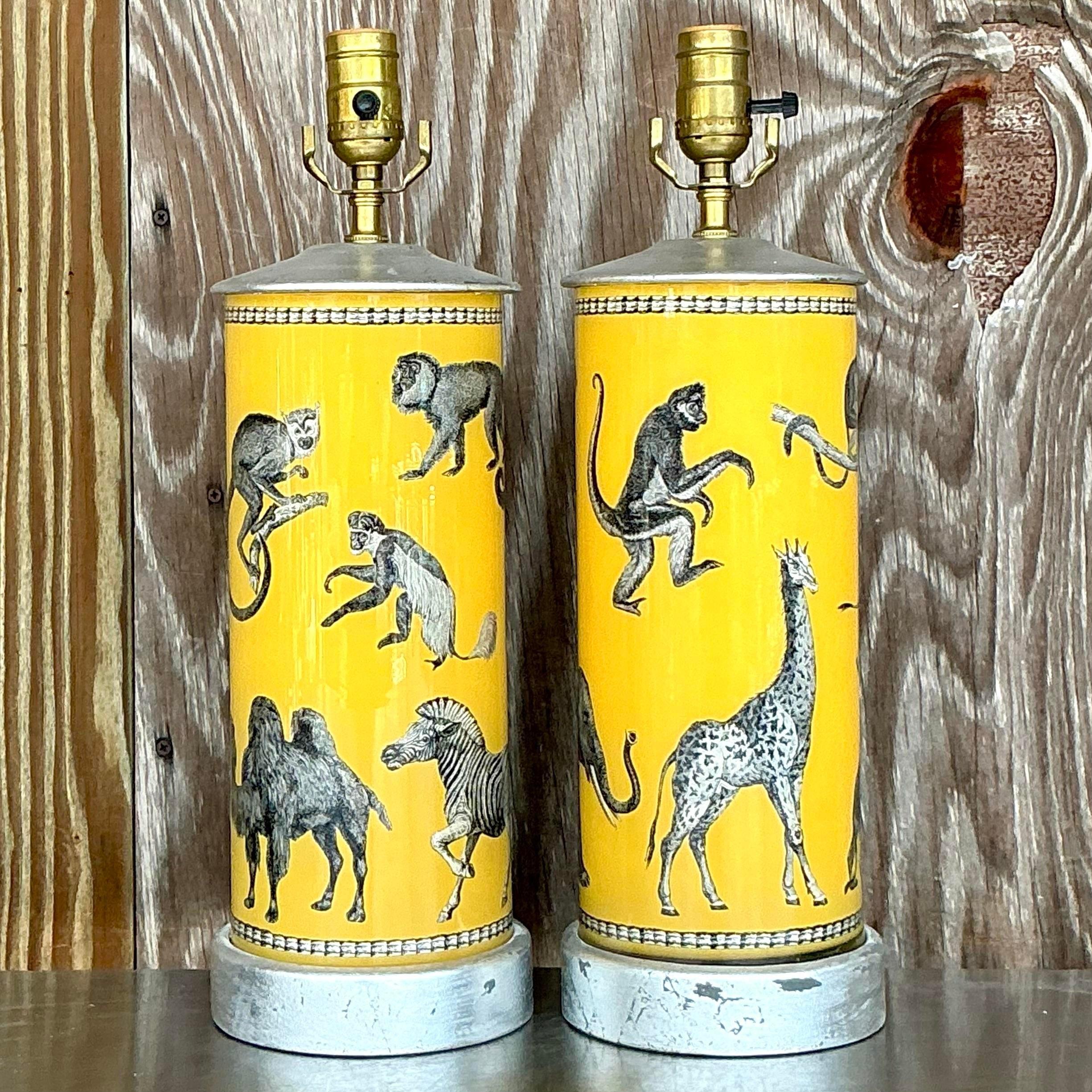20ième siècle Paire de lampes singe Boho en verre Eglomise en vente
