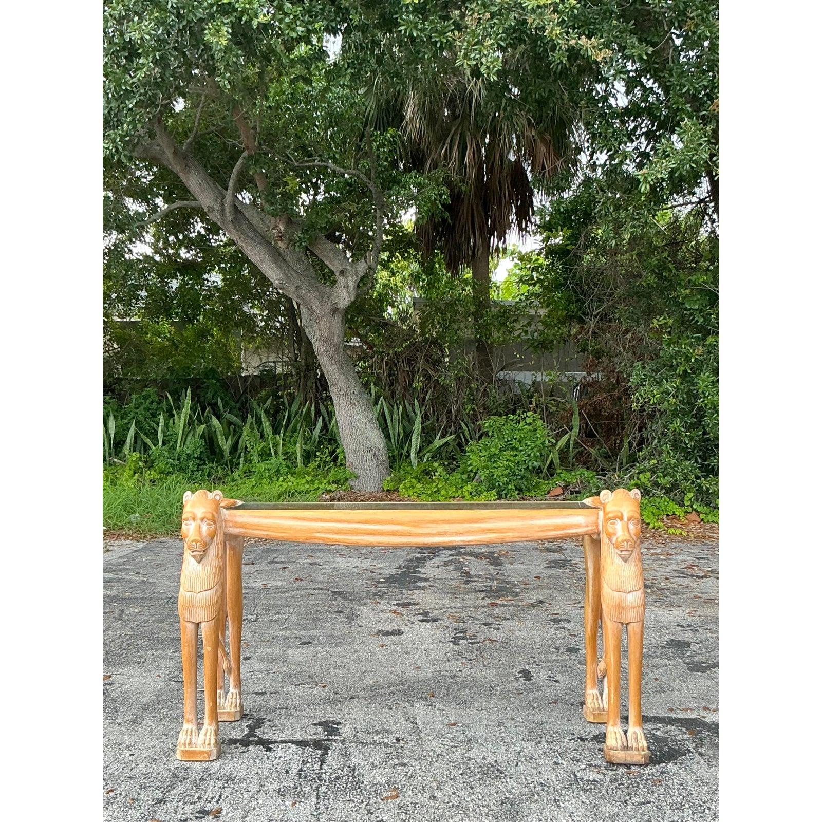 Élevez votre intérieur avec cette magnifique table console vintage Boho sculptée en tête de lion, une pièce unique et sculpturale. Dotée d'une base en bois délicieusement sculptée à la main, cette table console présente des détails majestueux en
