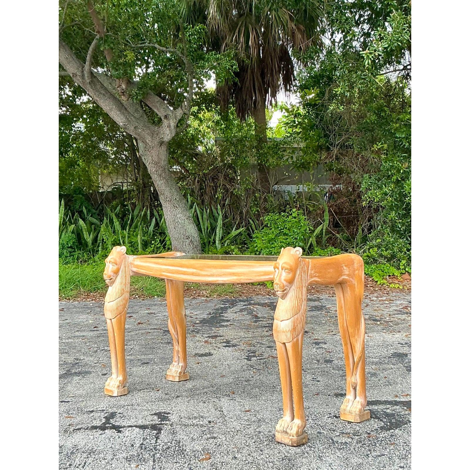 Table console vintage Boho Egyptian Revival avec tête de lion sculptée Bon état - En vente à west palm beach, FL