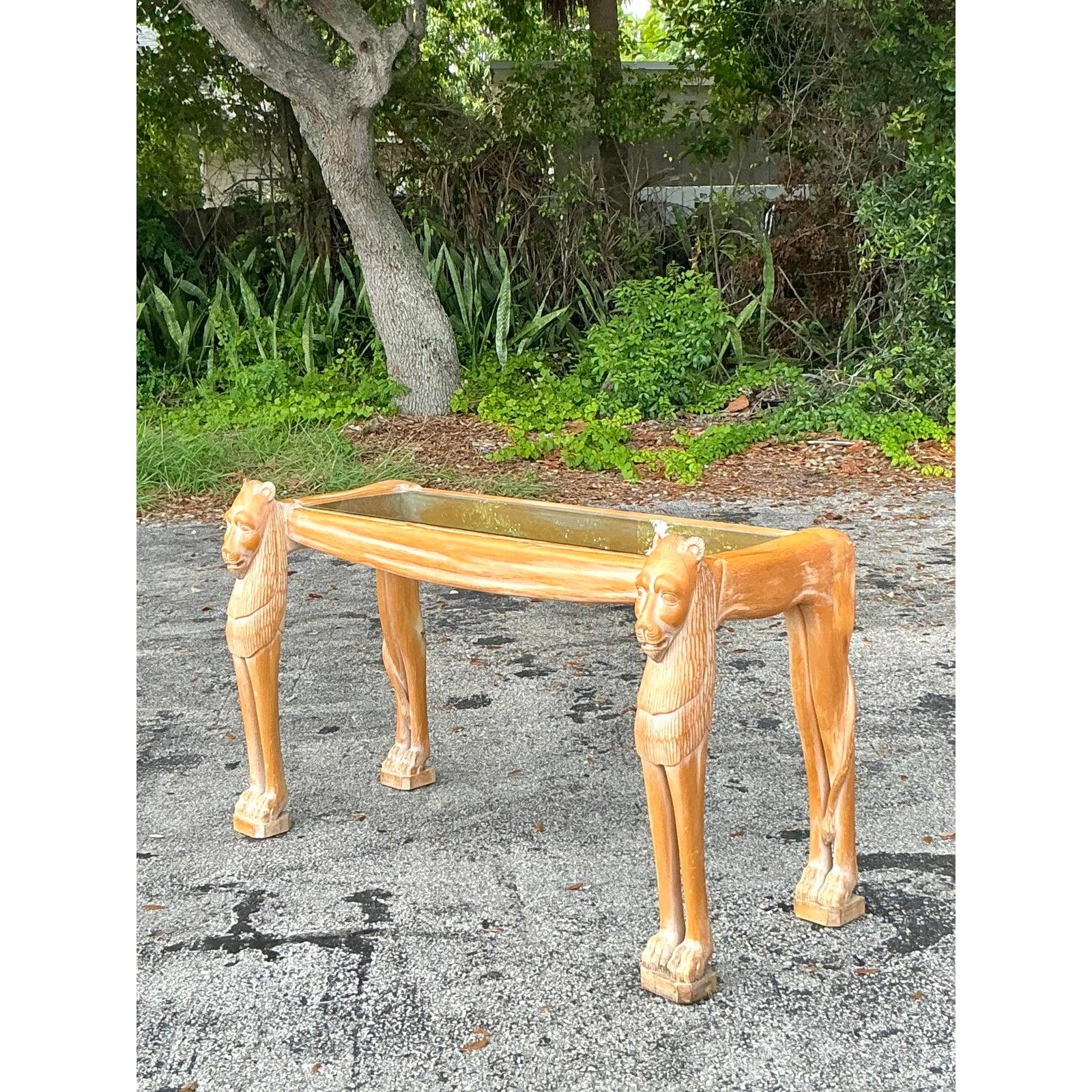 20ième siècle Table console vintage Boho Egyptian Revival avec tête de lion sculptée en vente