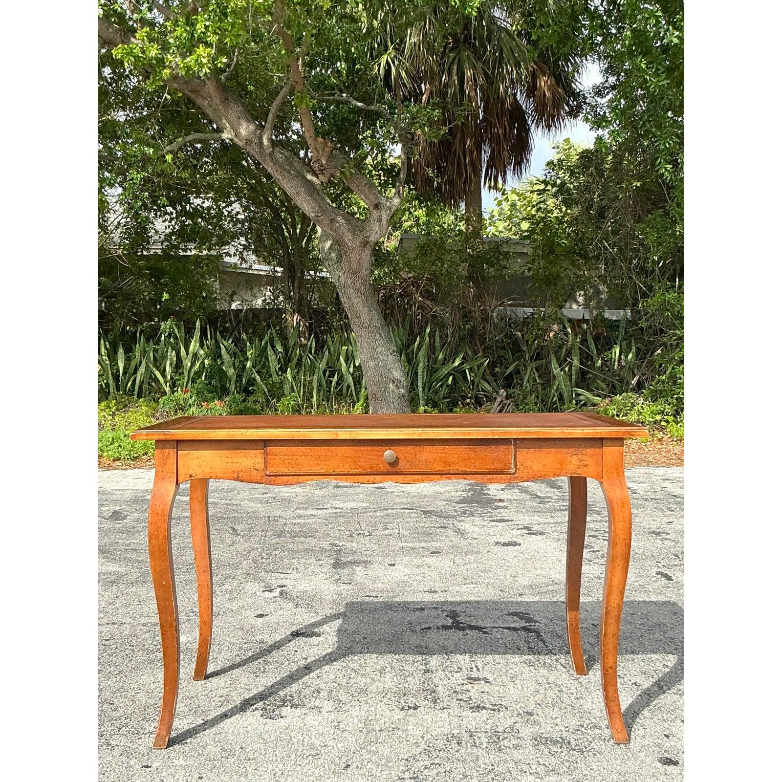 Scrivania vintage in pelle goffrata Boho In condizioni buone in vendita a west palm beach, FL