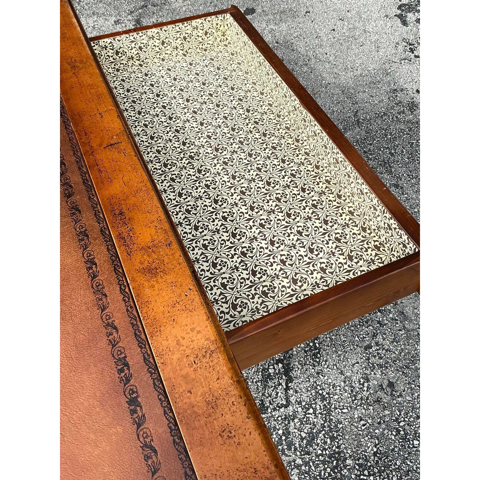 Scrivania vintage in pelle goffrata Boho in vendita 1