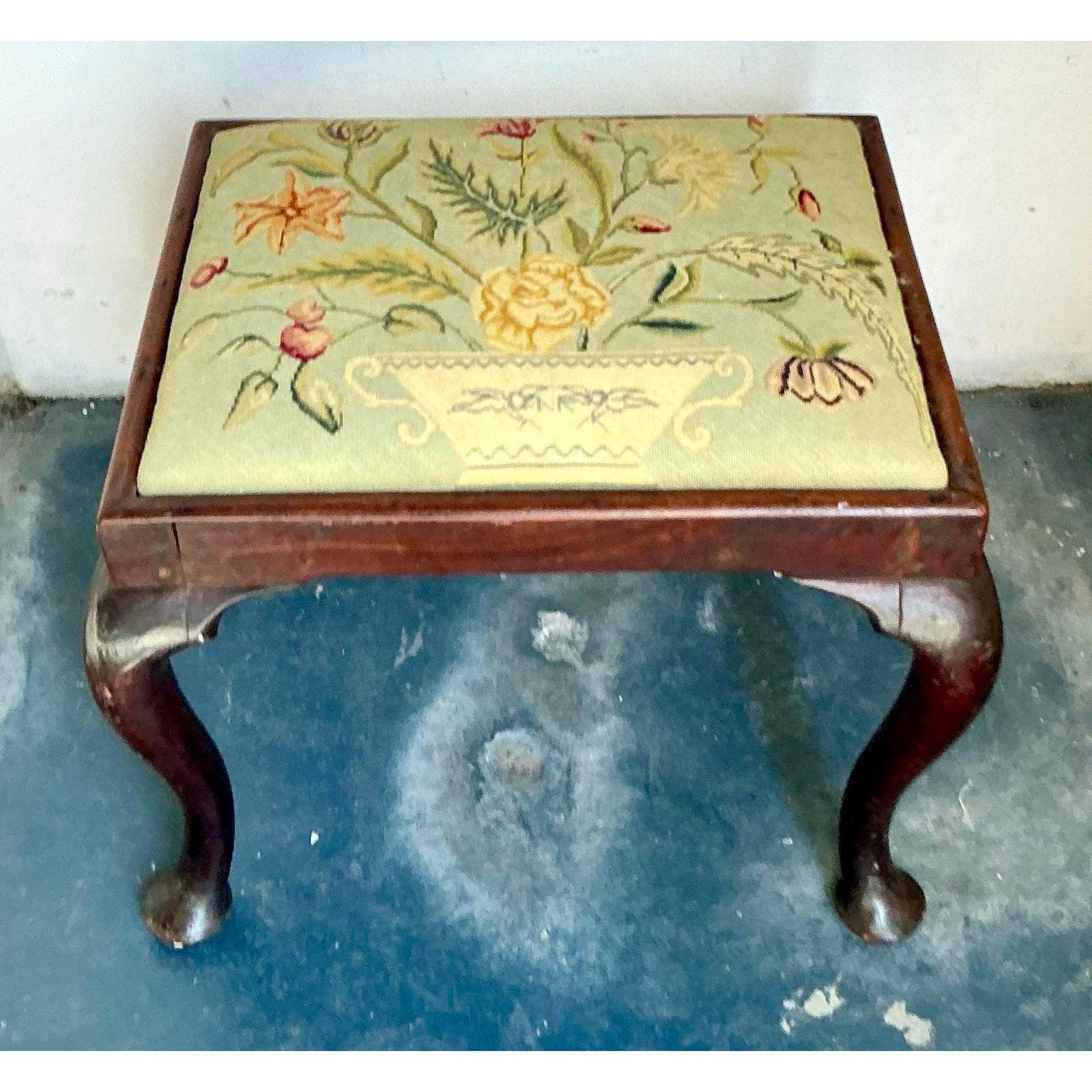 XX secolo Sgabello ricamato vintage in stile bohémien in vendita