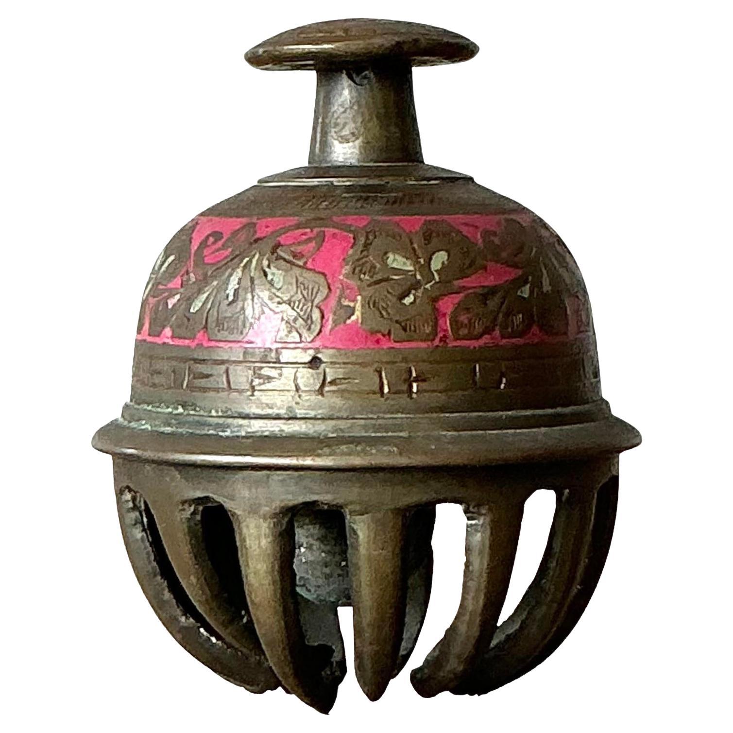 Campana d
ottone vintage incisa in stile bohémien