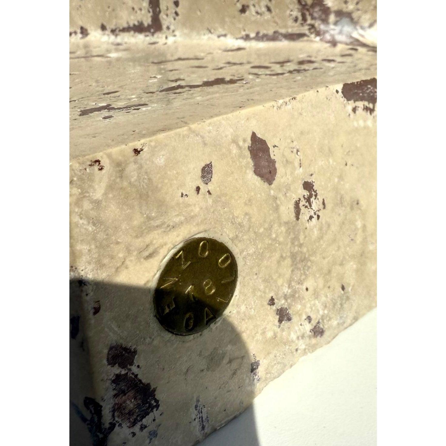 Fai un'audace dichiarazione artistica con questa scultura boho vintage in pietra intagliata, un pezzo squisito che incarna il movimento organico e il design astratto. Scolpita in pietra massiccia, questa sorprendente forma presenta una composizione