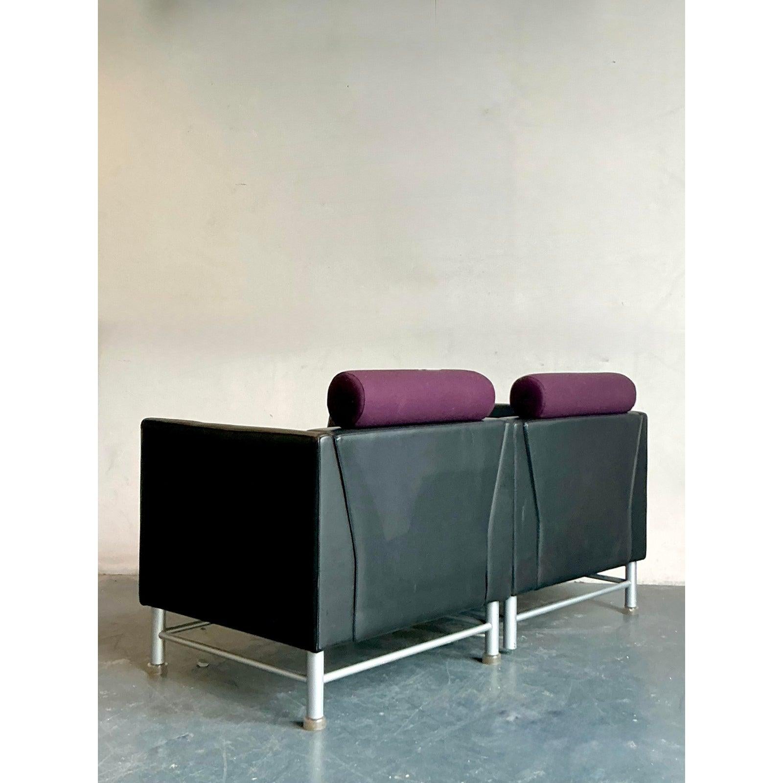 Abbraccia il design iconico della fine del XX secolo con questa rara coppia di sedie lounge vintage, disegnate dal leggendario Ettore Sottsass per Knoll. Queste sedie incarnano una miscela distintiva di stile post-moderno e comfort Boho-chic,
