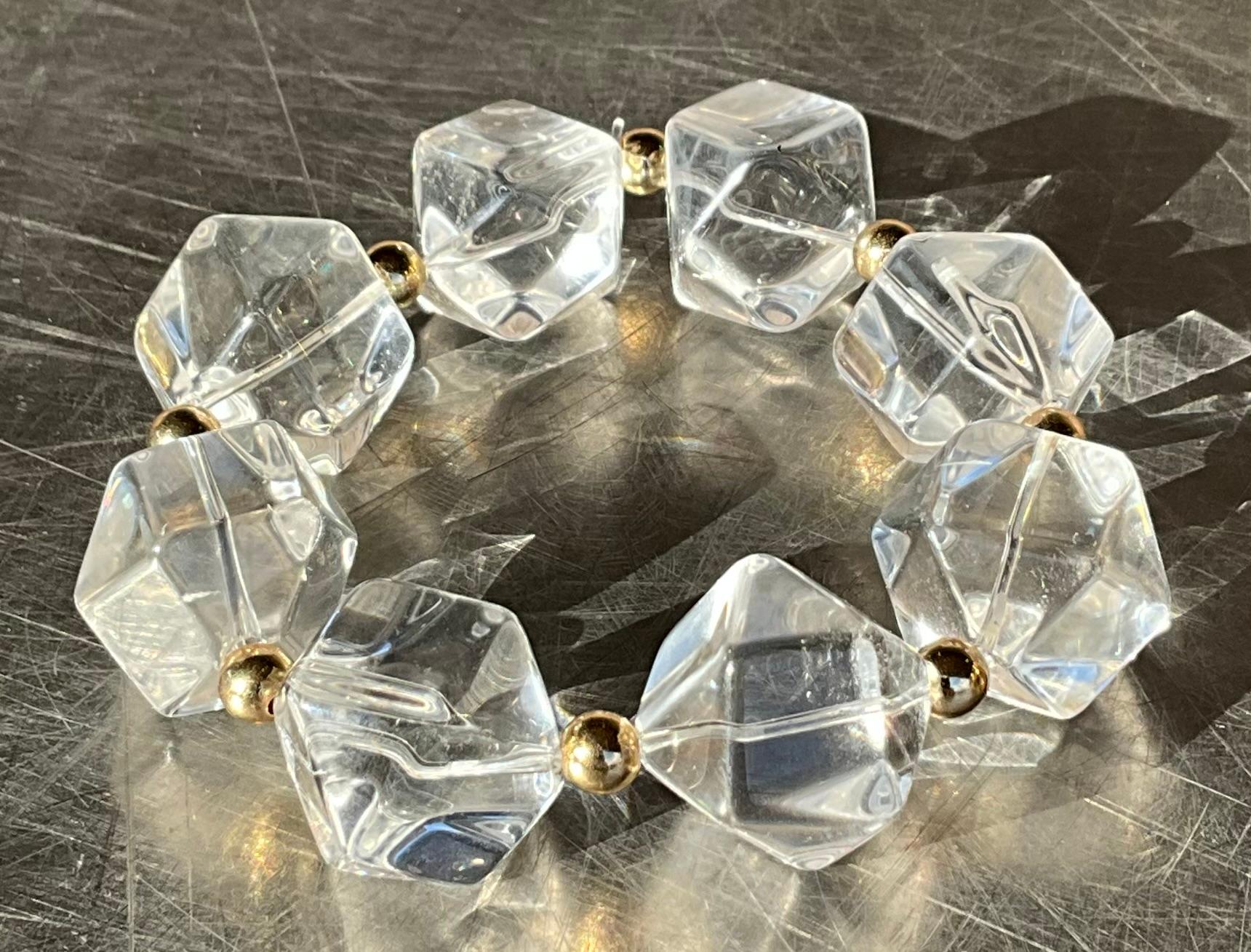 Das Vintage Boho Faceted Crystal Lucite Beaded Stretch Bracelet kombiniert eine Mischung aus Vintage-Charme und Bohème-Flair mit der Verwendung einzigartiger Materialien. 

Vintage-Boho-Stücke sind wegen ihres nostalgischen und eklektischen Reizes