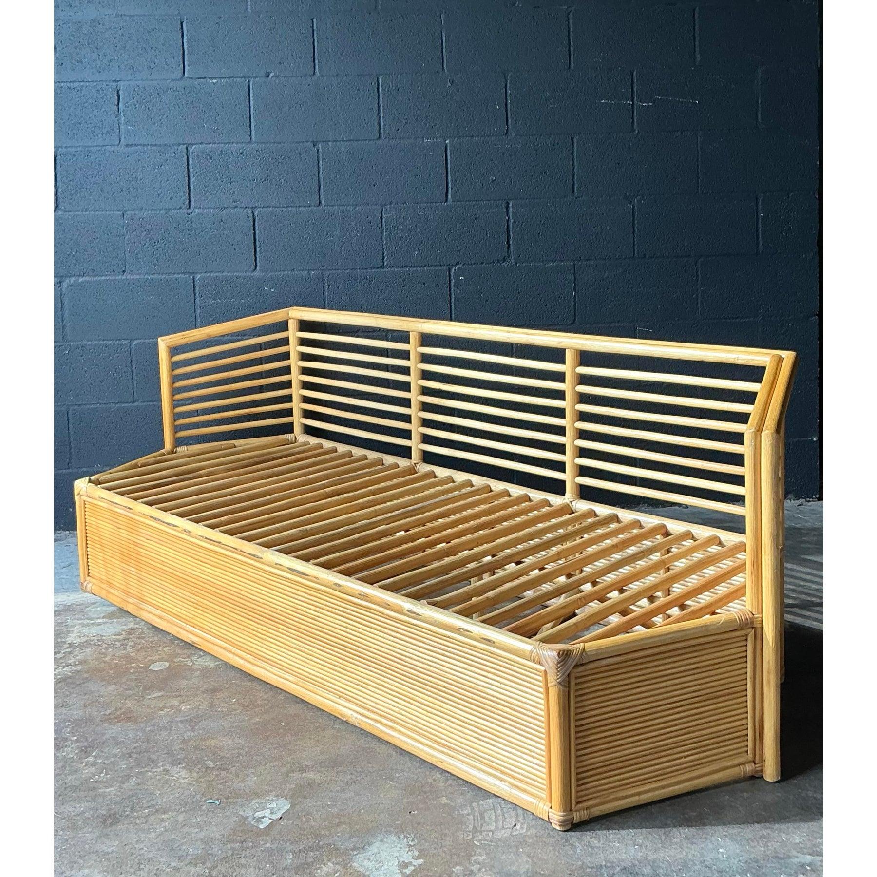 Mid-Century Modern Canapé Vintage Boho en rotin à facettes en vente