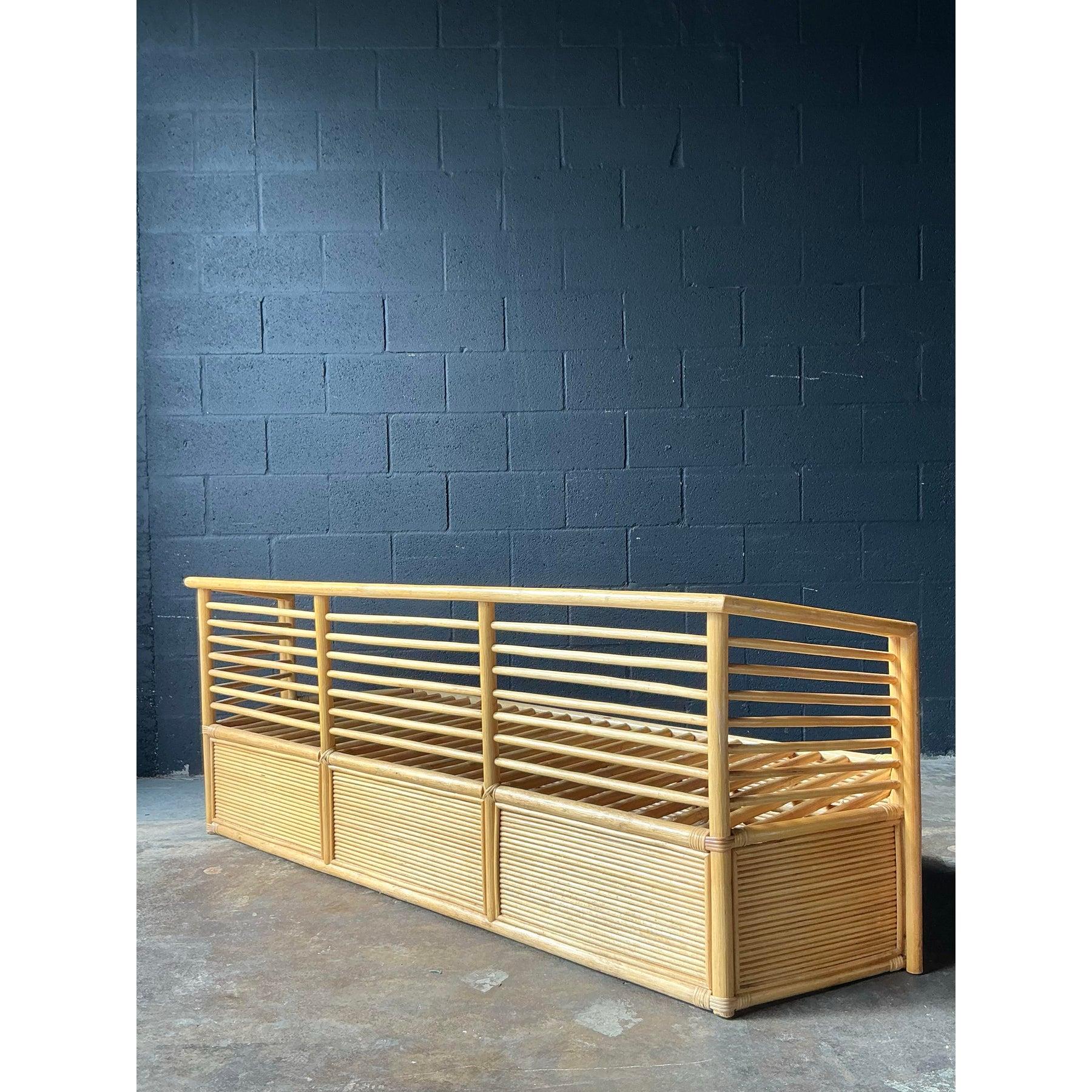 Philippin Canapé Vintage Boho en rotin à facettes en vente