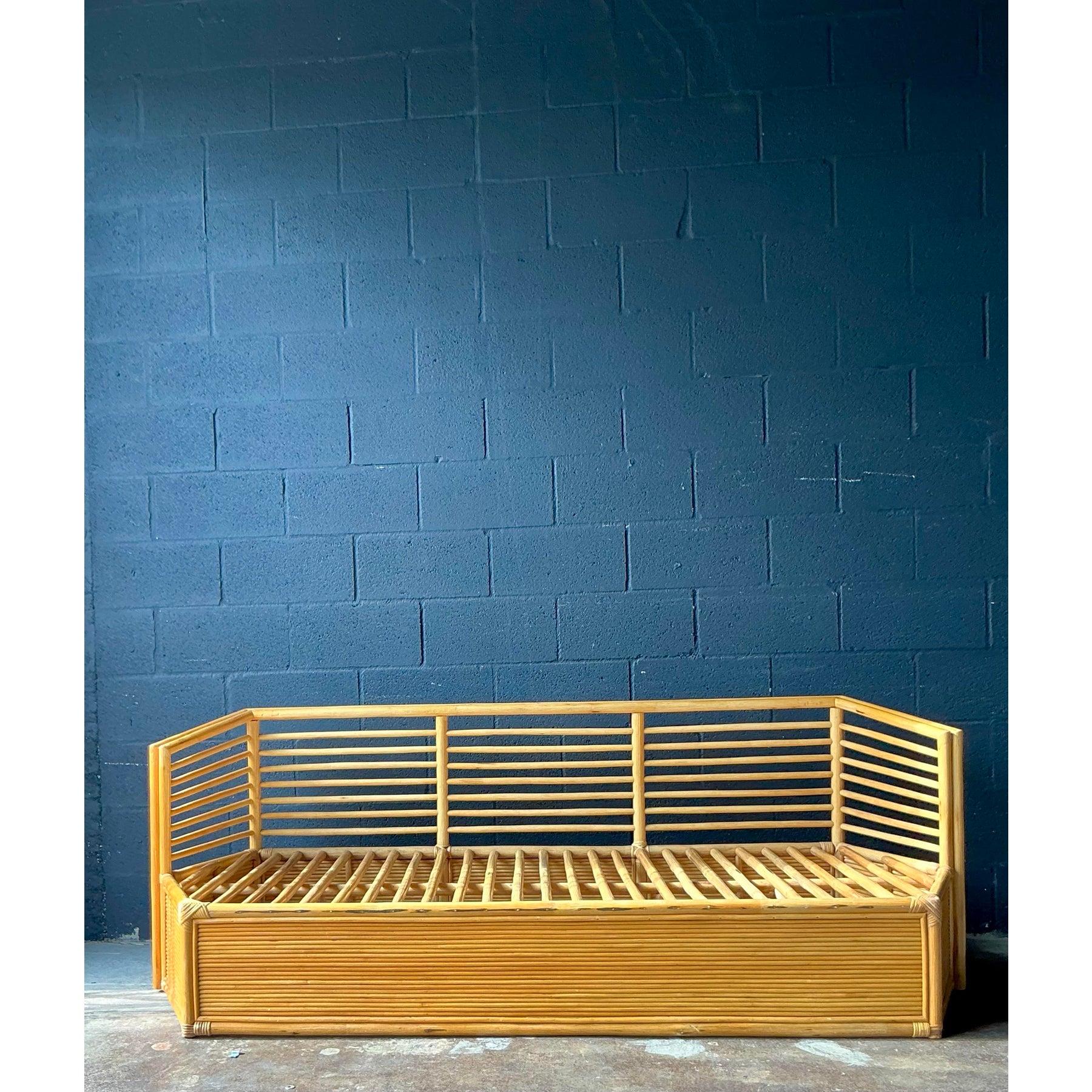 Canapé Vintage Boho en rotin à facettes Bon état - En vente à West Palm Beach, FL