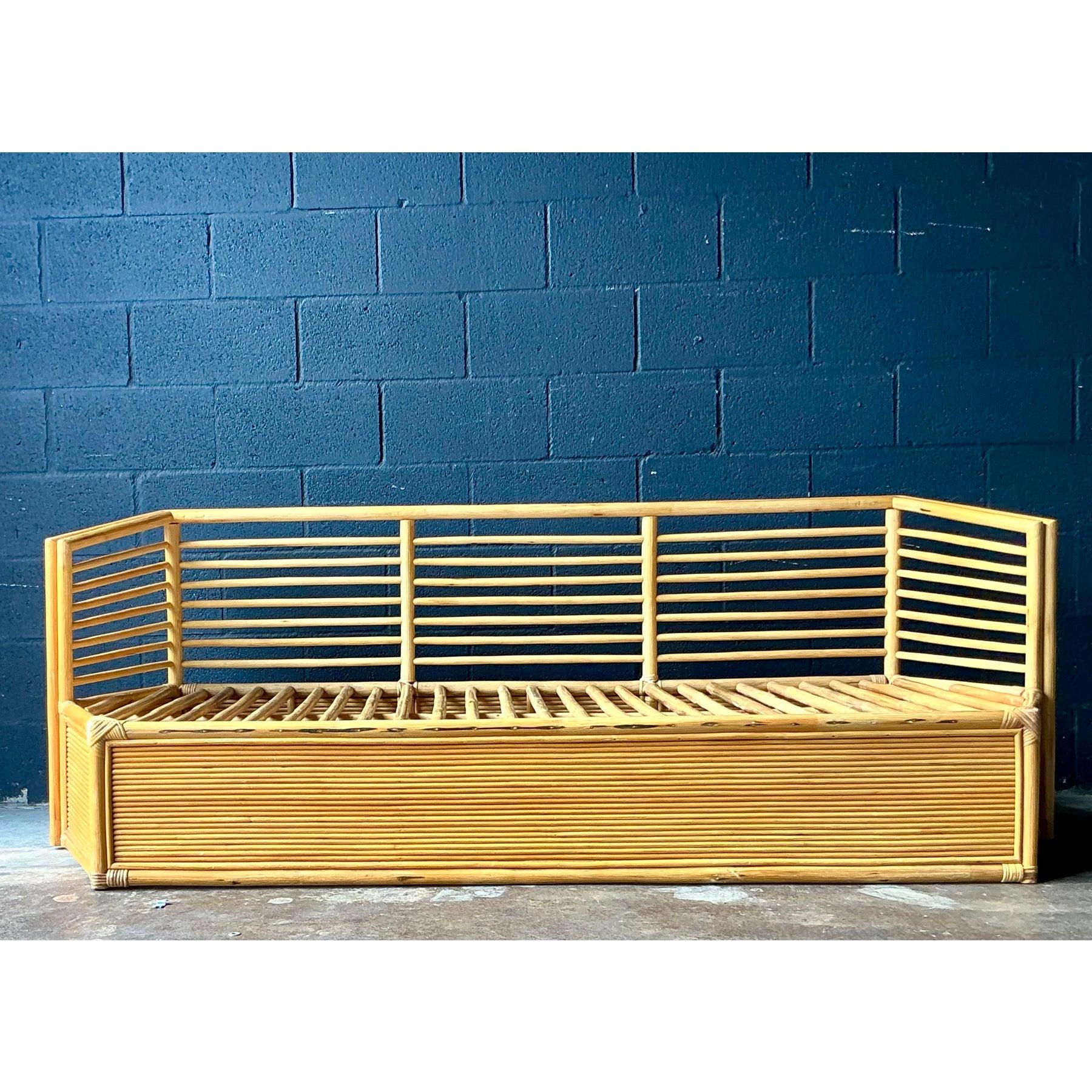 20ième siècle Canapé Vintage Boho en rotin à facettes en vente