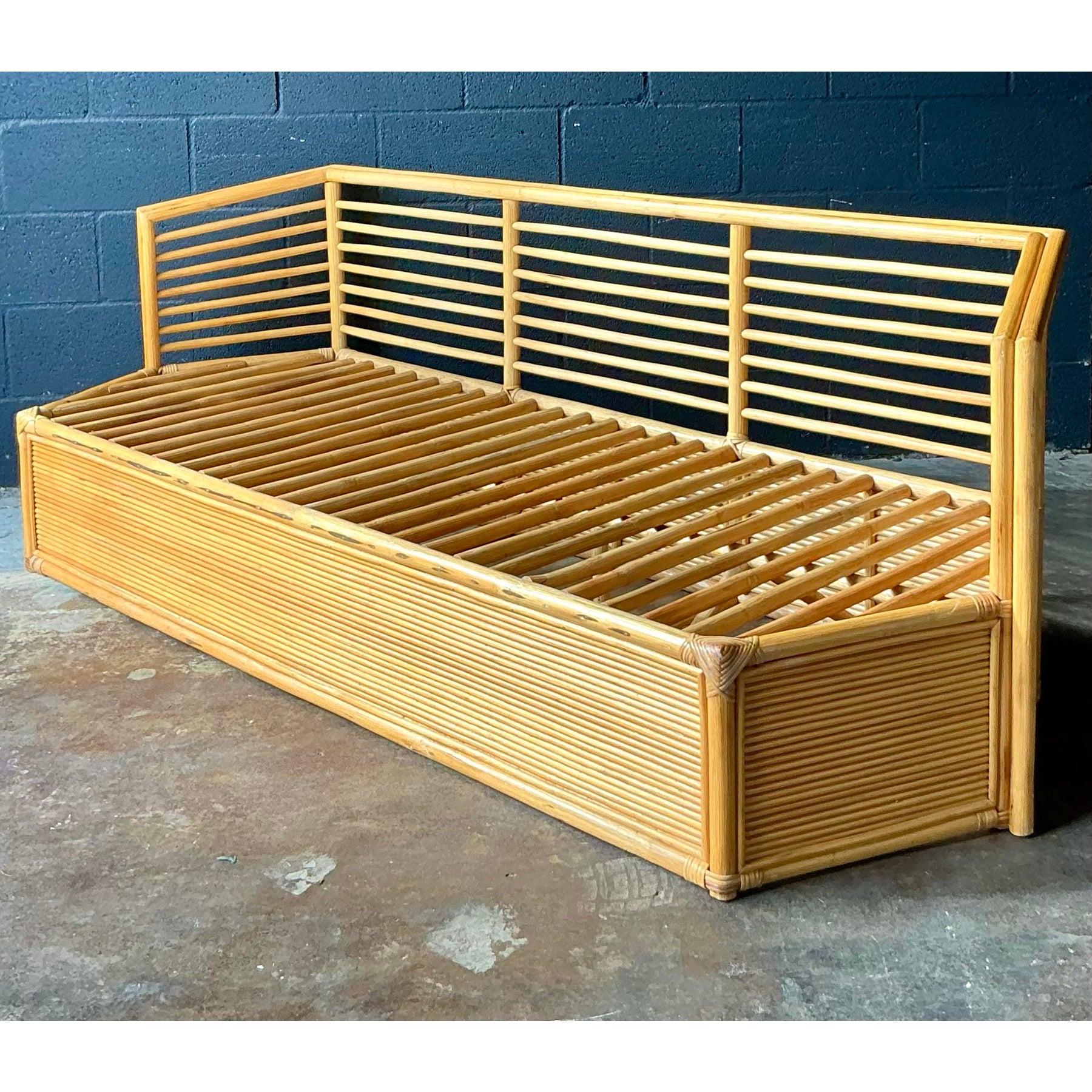 Canapé Vintage Boho en rotin à facettes en vente 1