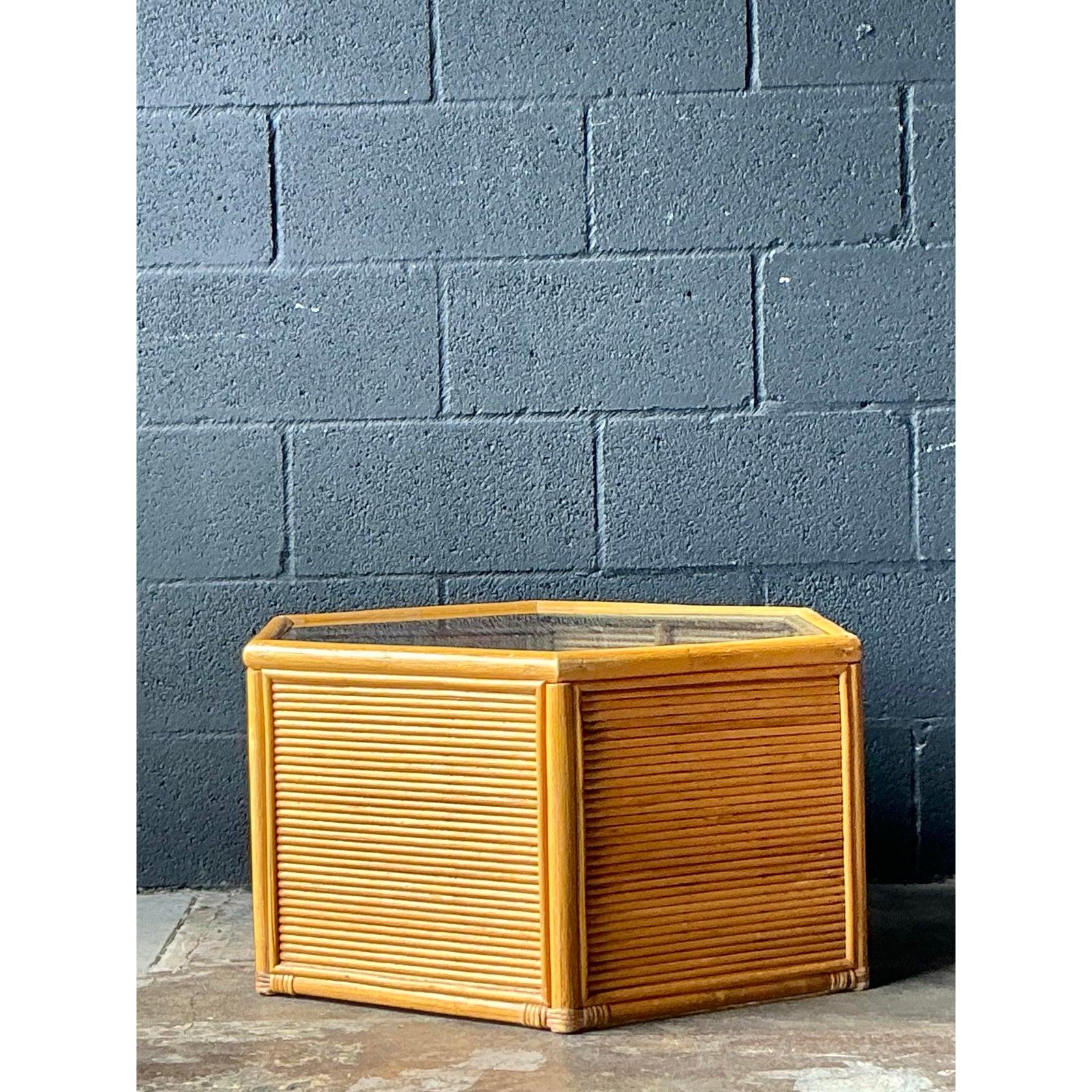 Mid-Century Modern Table Vintage Boho en Rotin à Facettes en vente