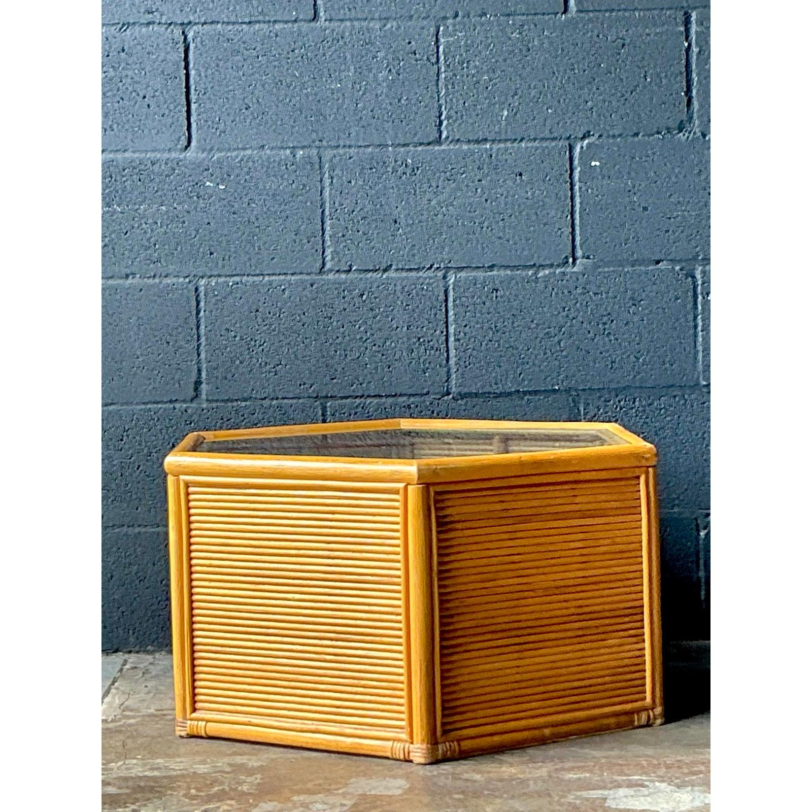 20ième siècle Table Vintage Boho en Rotin à Facettes en vente