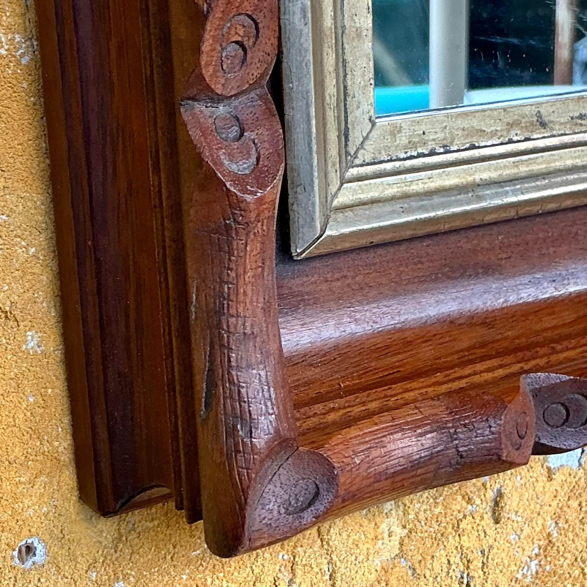 Capturez l'essence du style Boi avec ce miroir vintage en faux bois sculpté. Doté d'un magnifique motif boisé complexe, ce meuble imite l'aspect des branches d'arbre naturelles, apportant un charme terreux et de la texture à votre espace. Parfait