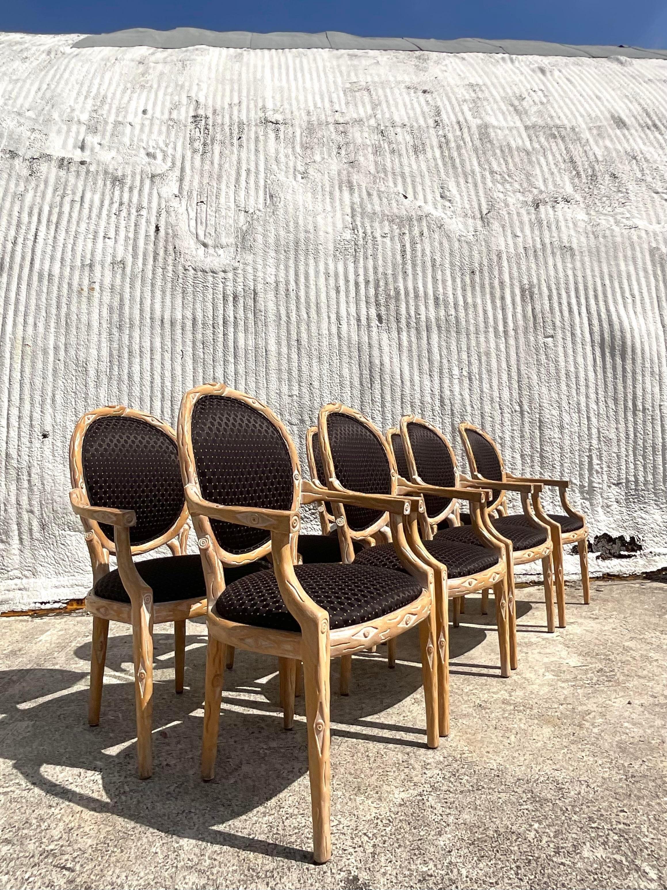 Un superbe ensemble de 8 chaises de salle à manger vintage Boho. Magnifique cadre en Faux Bois sculpté à la main avec une forme classique de dos en médaillon. Acquis d'une propriété de Palm Beach.