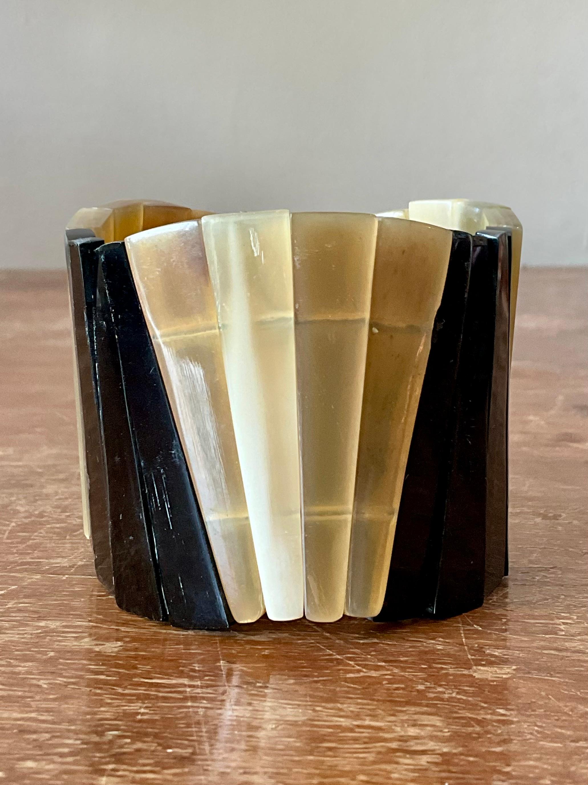 Questo bracciale elasticizzato in finto corno di bufalo vintage boho cattura l'aspetto organico e terroso del corno naturale offrendo un'alternativa leggera e rispettosa degli animali. Realizzato in resina o acrilico di alta qualità, il bracciale