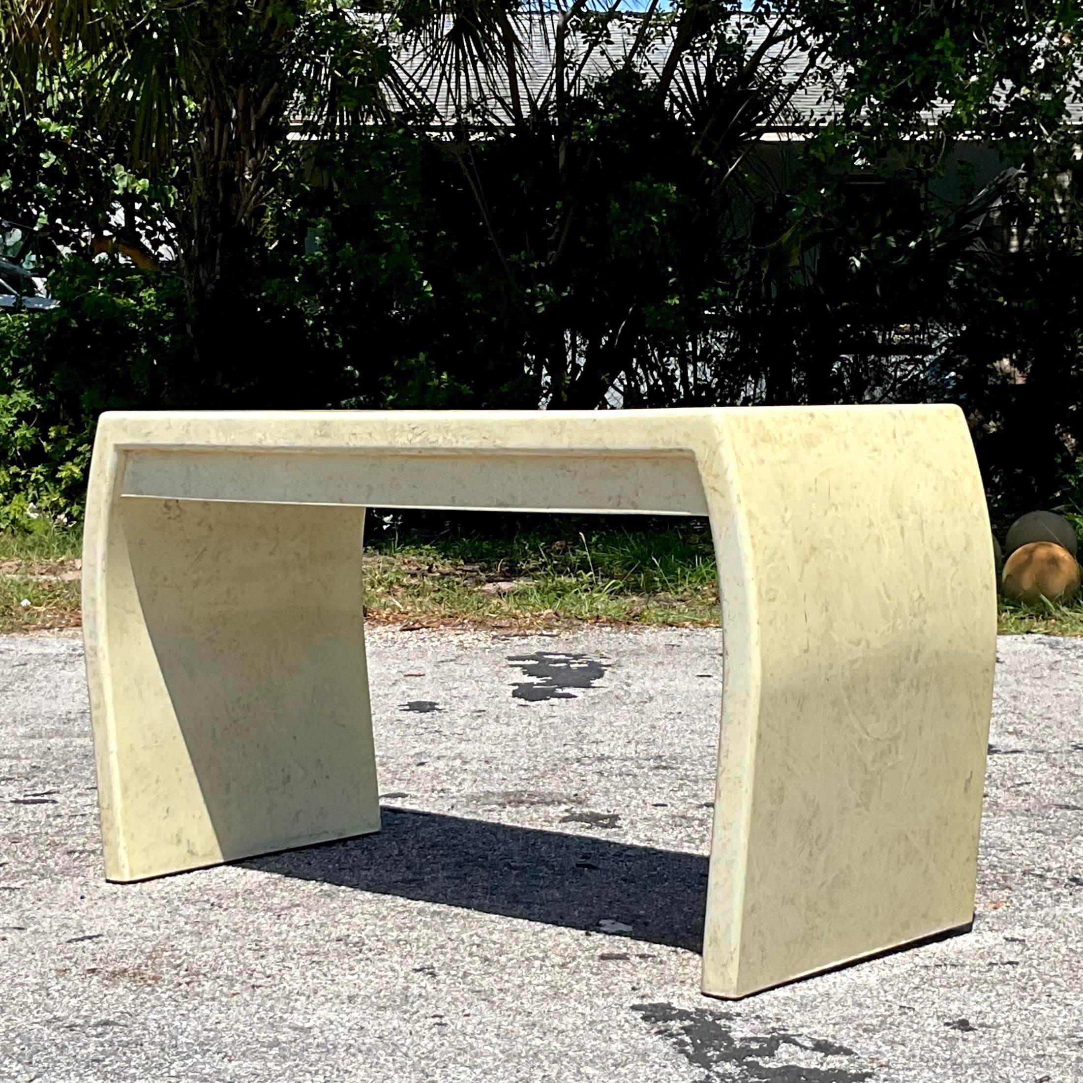 Infusez votre espace de travail avec une élégance bohème en utilisant ce bureau Vintage By By en fausse peau de chèvre Waterfall. Le design de style américain présente une finition lisse en faux cuir de chèvre et une silhouette élégante en cascade,