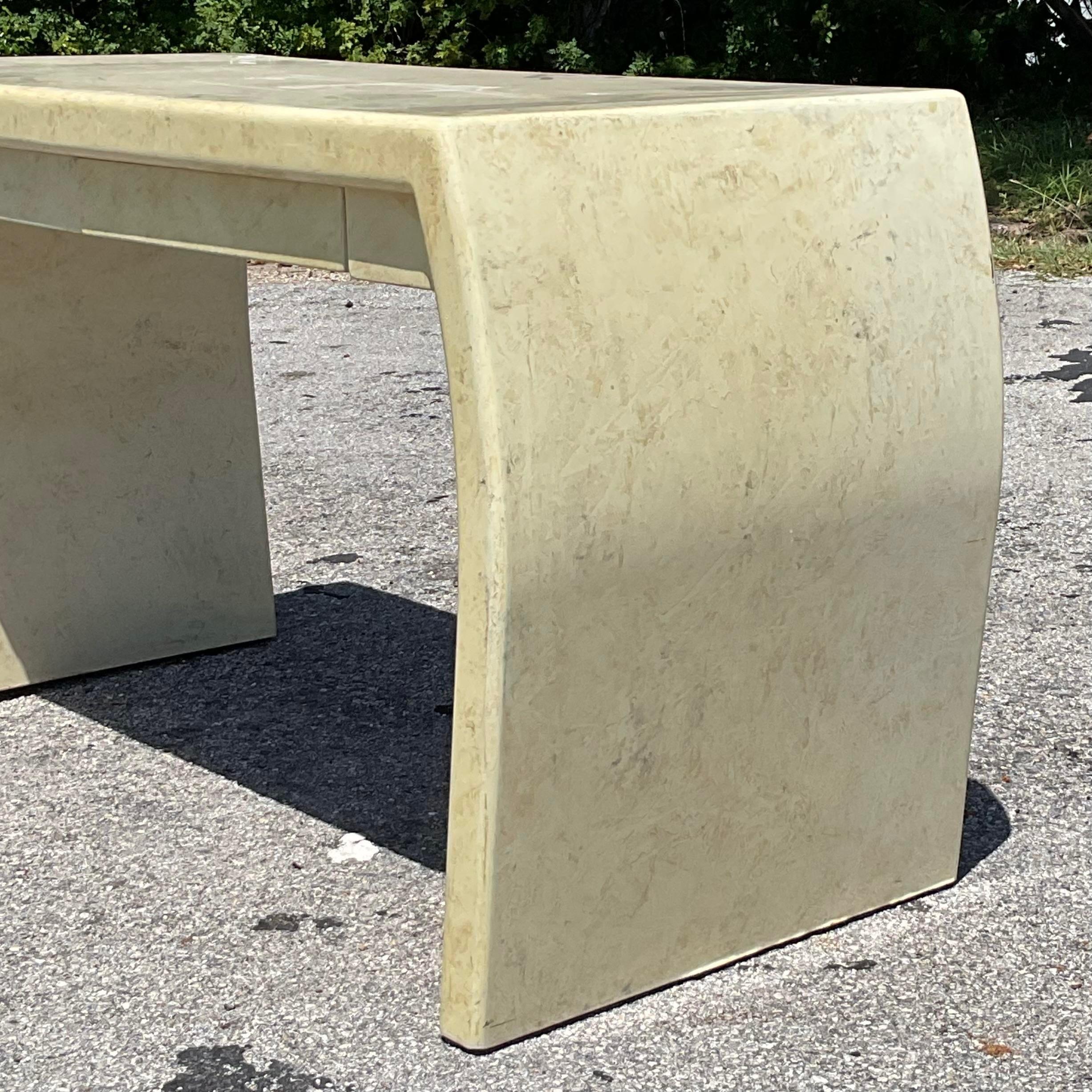Moderne Bureau vintage Boho en fausse peau de chèvre avec cascade en vente