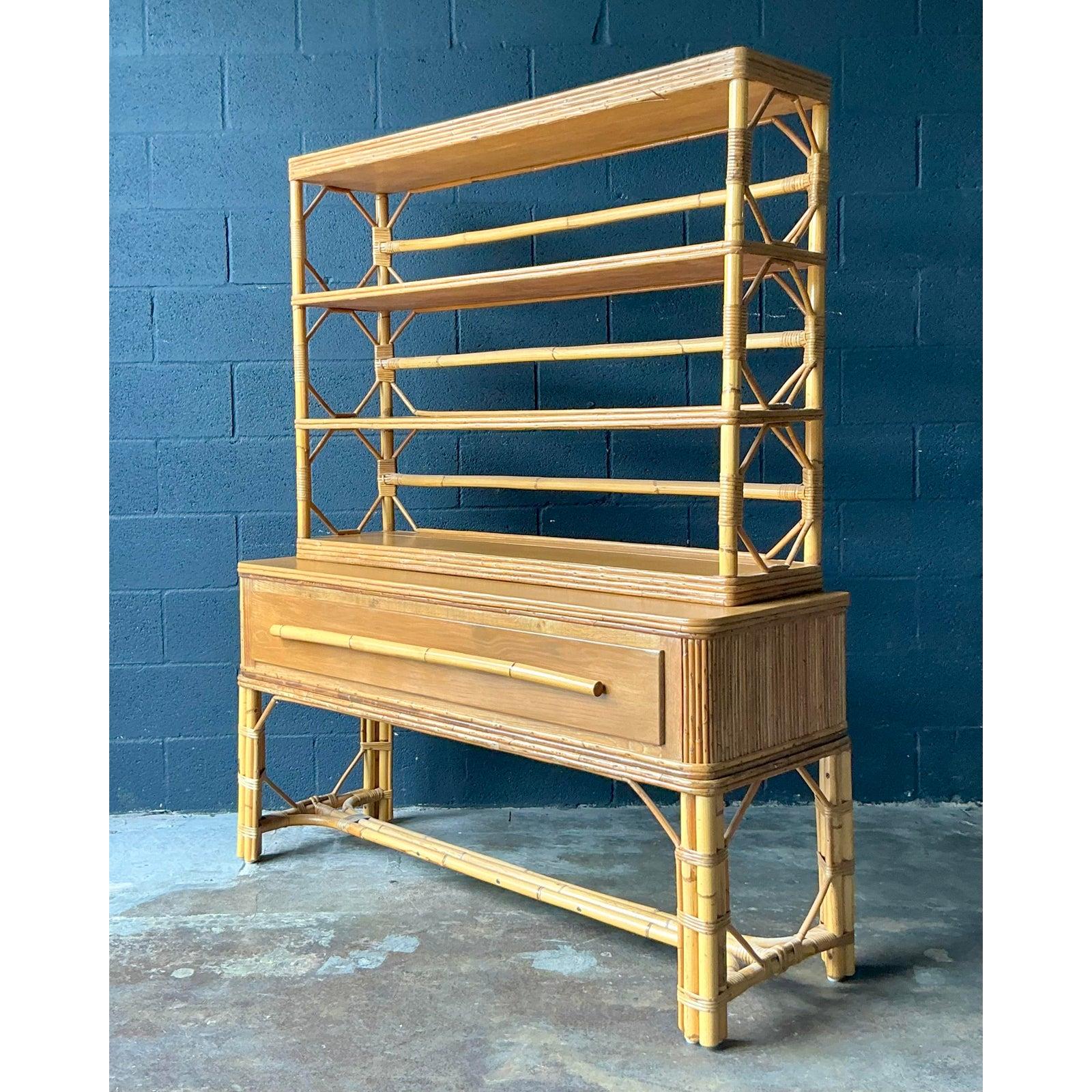 Dieser spektakuläre Etagerenschrank verkörpert auf wunderbare Weise den hochwertigen tropisch-modernen Stil, der Mitte des 20. Jahrhunderts von Designern wie McGuire oder Ficks Reed propagiert wurde. Das Möbelstück besticht durch seine zweiteilige