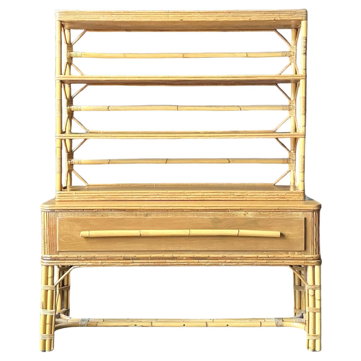 Etagere in legno di Ficks Reed, vintage, con un
atmosfera bohémien.