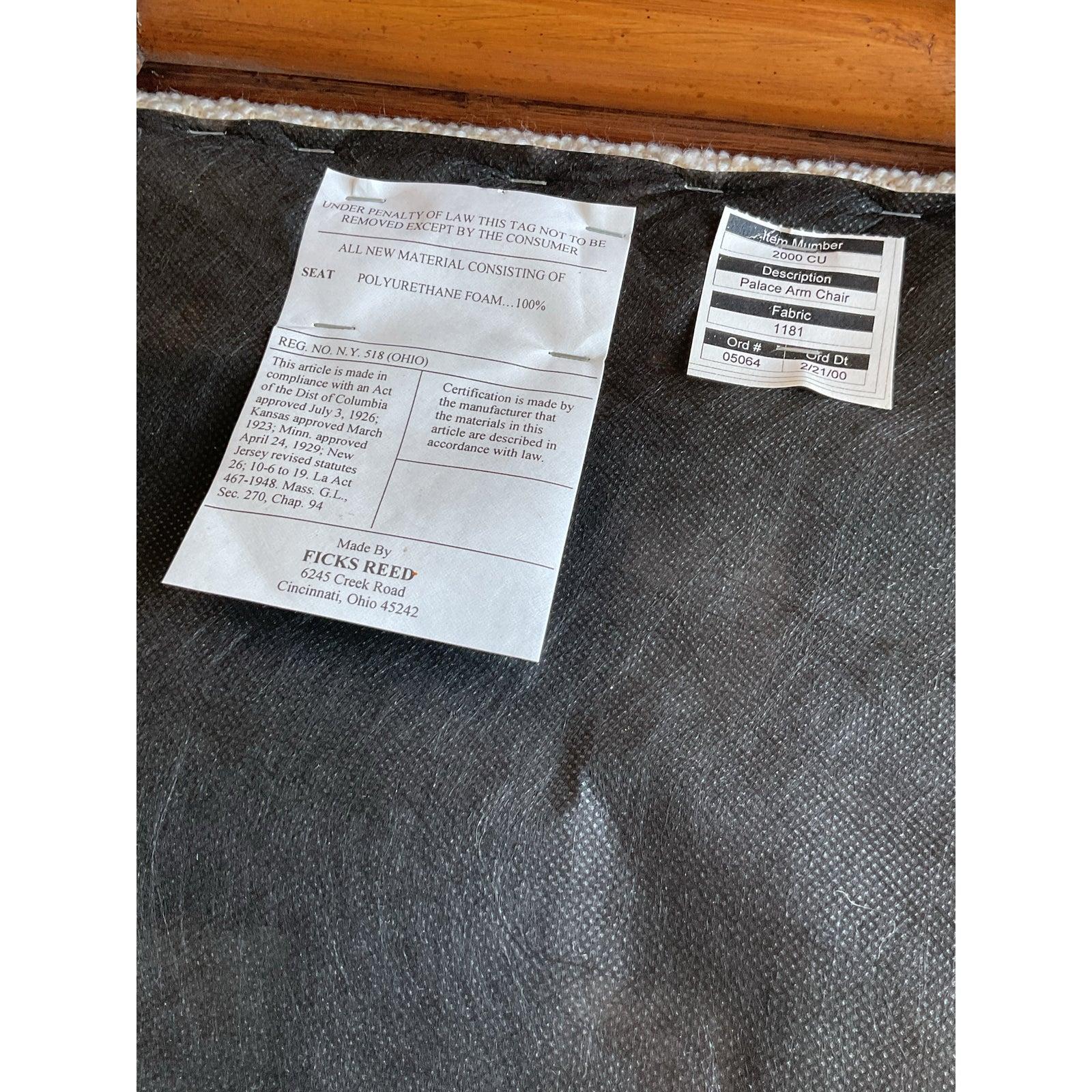 Dieses exquisite fünfteilige Vintage-Essset fängt den entspannten Glamour der Mid-Century-Resort-Ästhetik ein und erinnert an Designhäuser wie Ficks Reed oder McGuire. Der massive runde Esstisch wird von einem dramatischen Sockel aus gebündelten