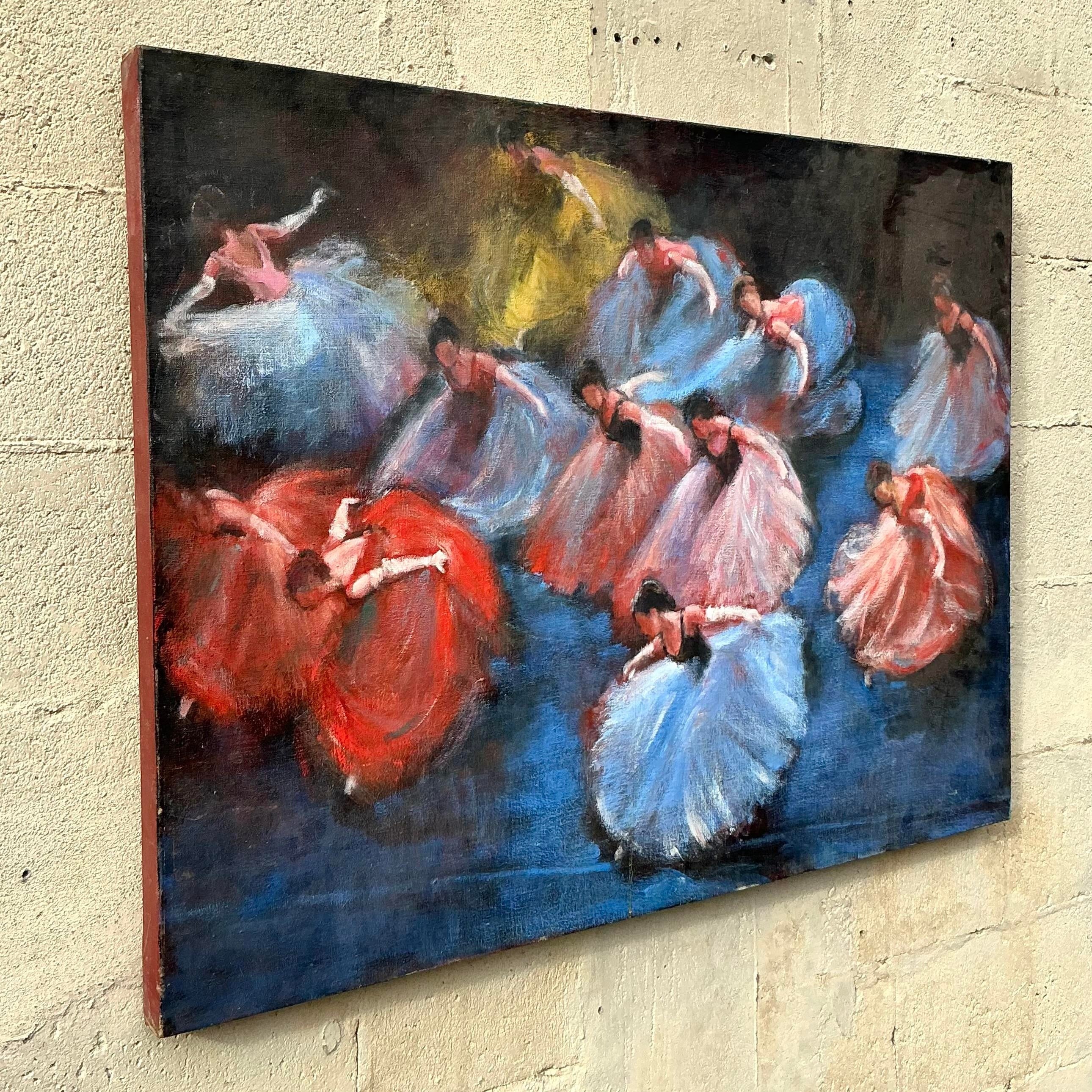 Dieses fesselnde Vintage-Ölgemälde auf Leinwand zeigt eine elegante Szene mit Tänzern in fließenden Kleidern, eingefangen in einem Moment anmutiger Bewegung. Die Verwendung von satten, leuchtenden Farben wie tiefen Rottönen, sanften Blautönen und