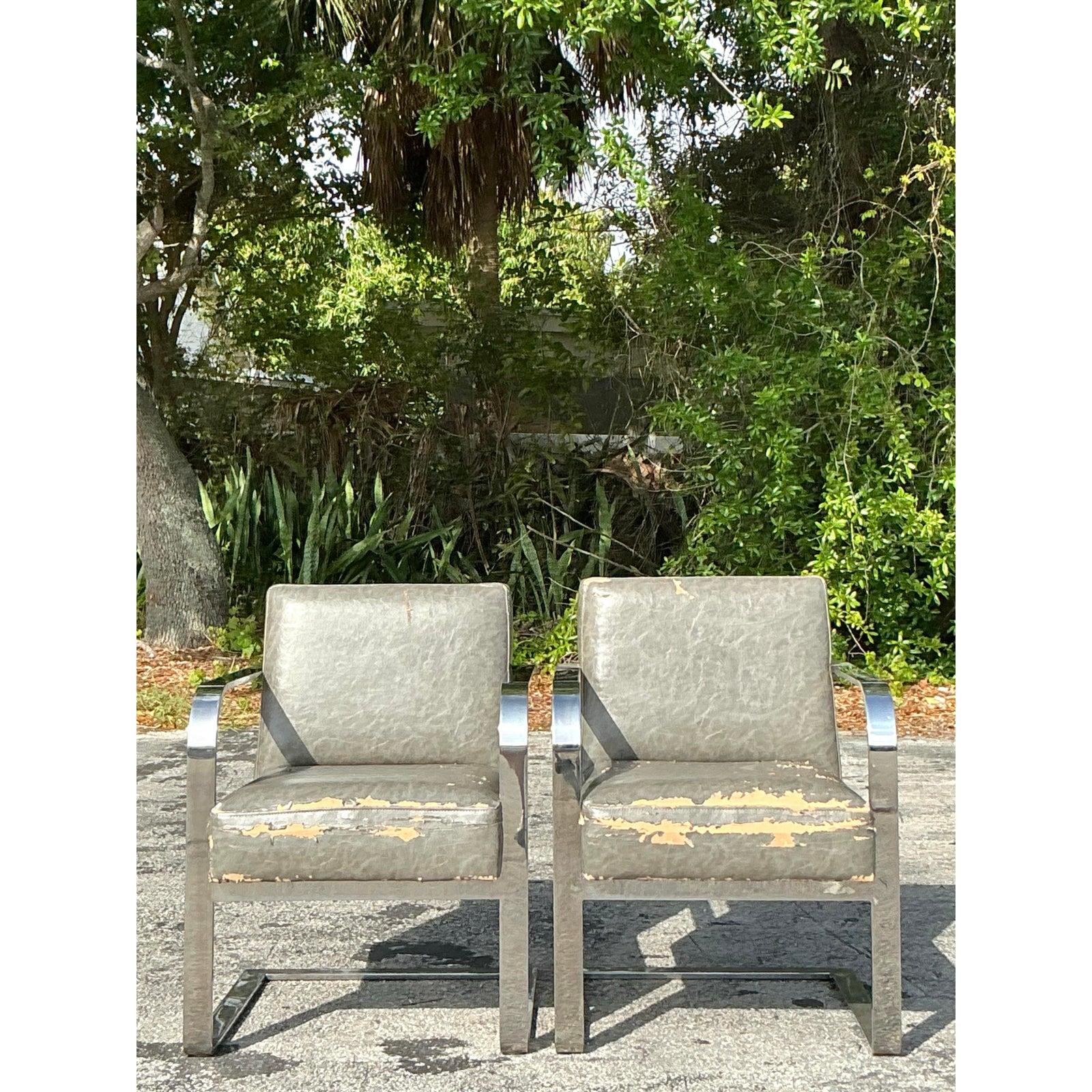 Audace e sofisticata, questa straordinaria coppia di sedie da salotto vintage a barra piatta cromata emana un'eleganza moderna di metà secolo con un tocco bohémien. Ispirate agli intramontabili design di Ralph Lauren, queste sedie sono