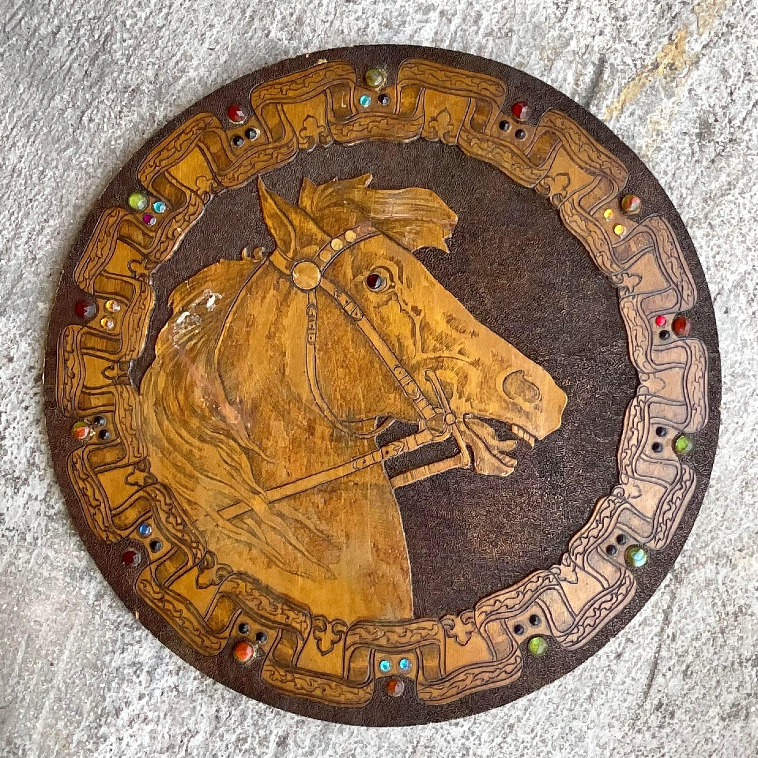 Medaglione di legno con cavallo in legno dell'azienda d'arte fiamminga Boho vintage in vendita 1