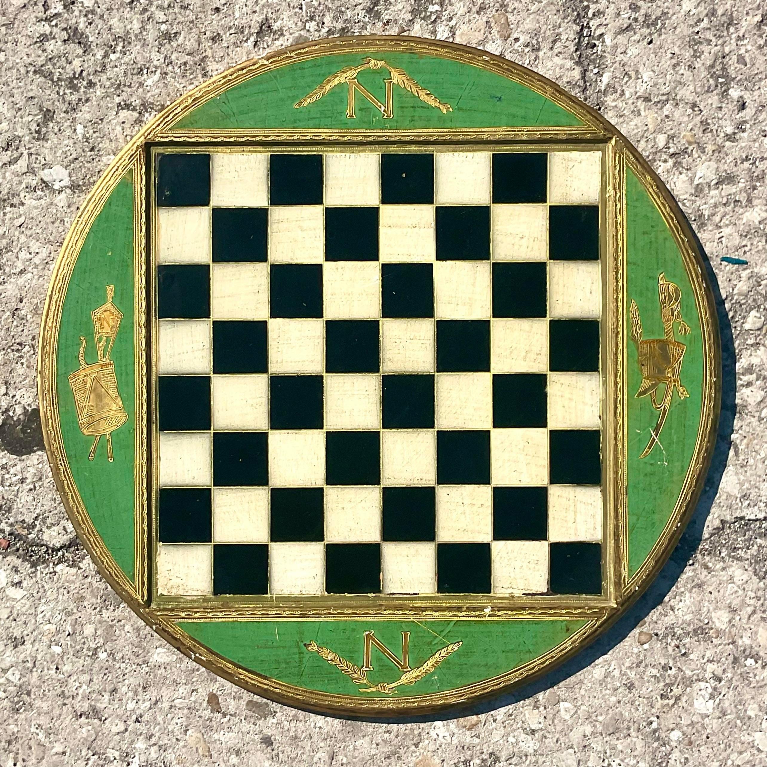 Ein fantastisches italienisches Vintage-Spielbrett. Ein schickes Florentine Schachbrett mit Goldprägung in einem brillanten Olivgrün. Auf der Rückseite vermerkt. Erworben aus einem Nachlass in Palm Beach. 