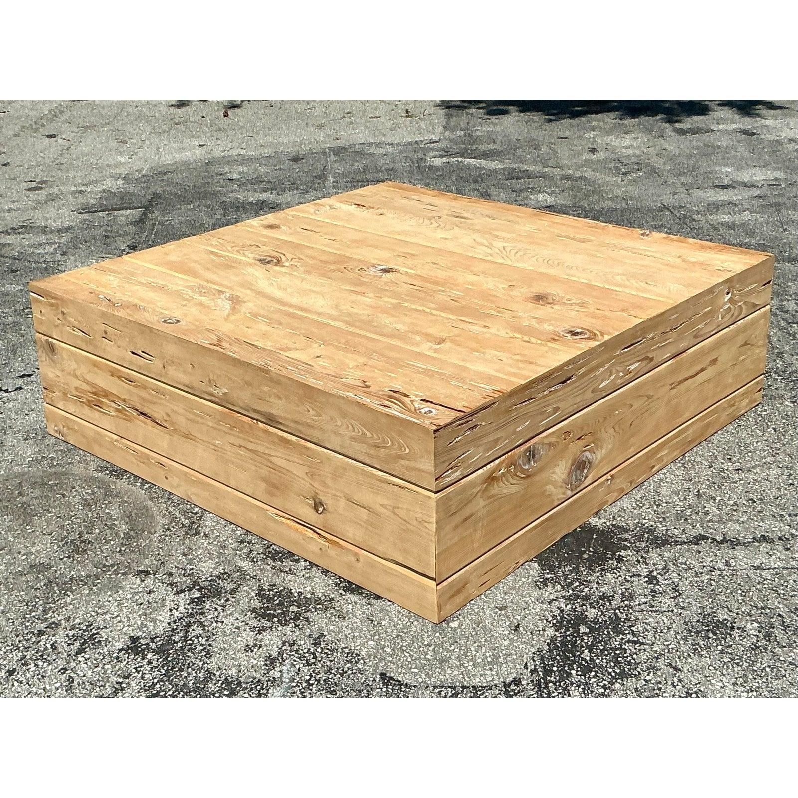 Adopta el auténtico encanto de Florida con esta excepcional mesa de centro vintage de ciprés Pecky, una auténtica pieza para cualquier interior de inspiración boho o impregnado de naturaleza. Fabricada con la codiciada madera de ciprés de Florida,