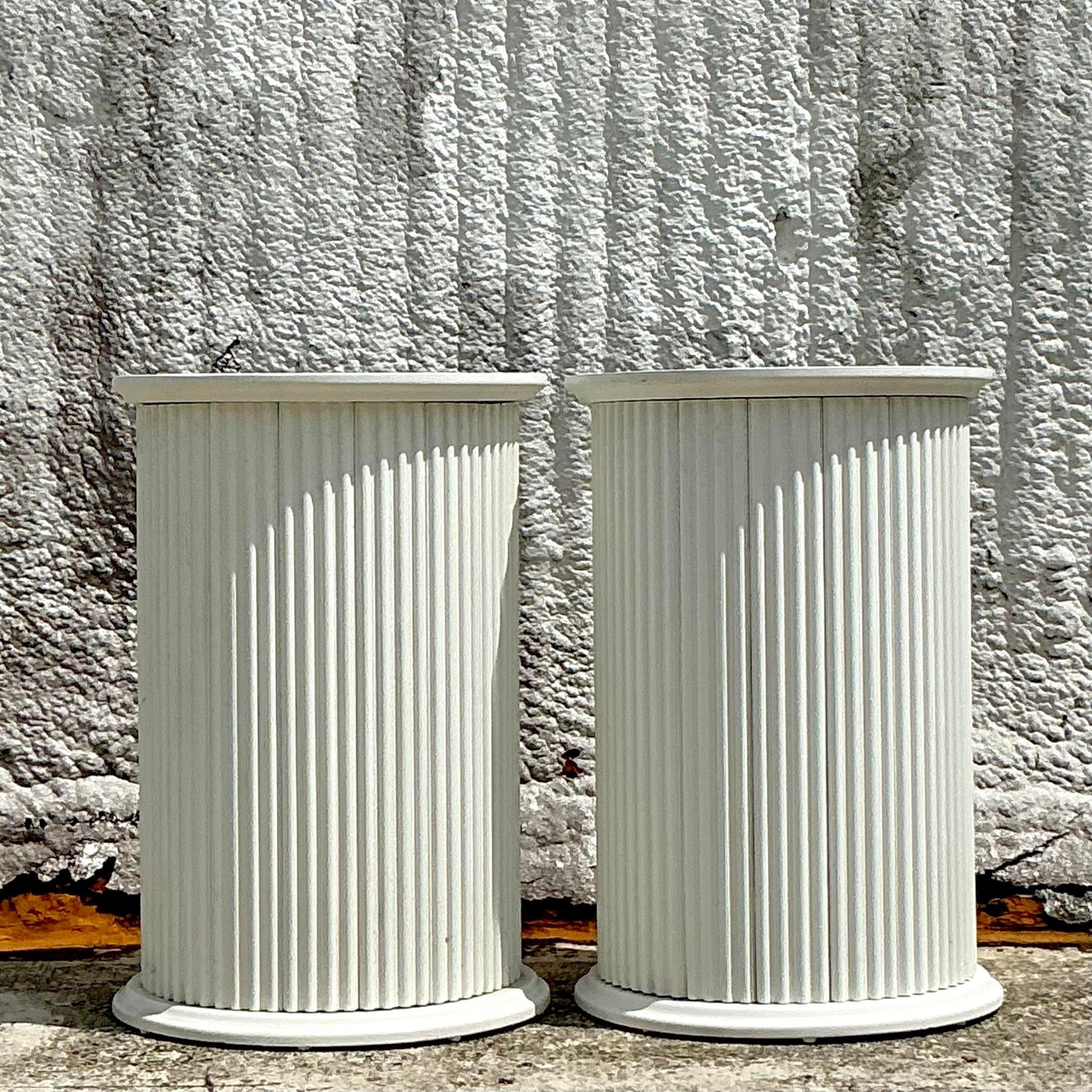 Vintage Boho geriffelte Säule Pedestals - ein Paar im Zustand „Gut“ im Angebot in west palm beach, FL