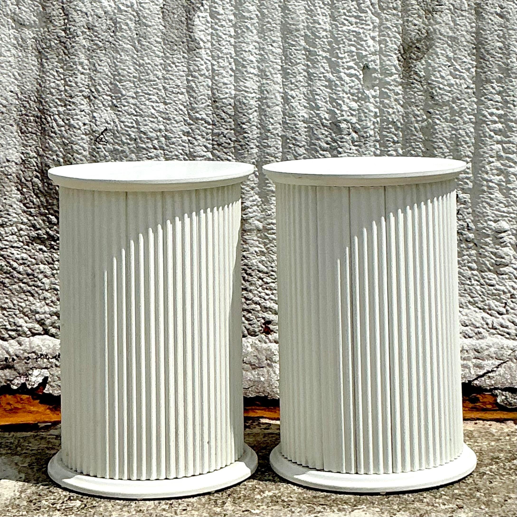 Vintage Boho geriffelte Säule Pedestals - ein Paar (20. Jahrhundert) im Angebot