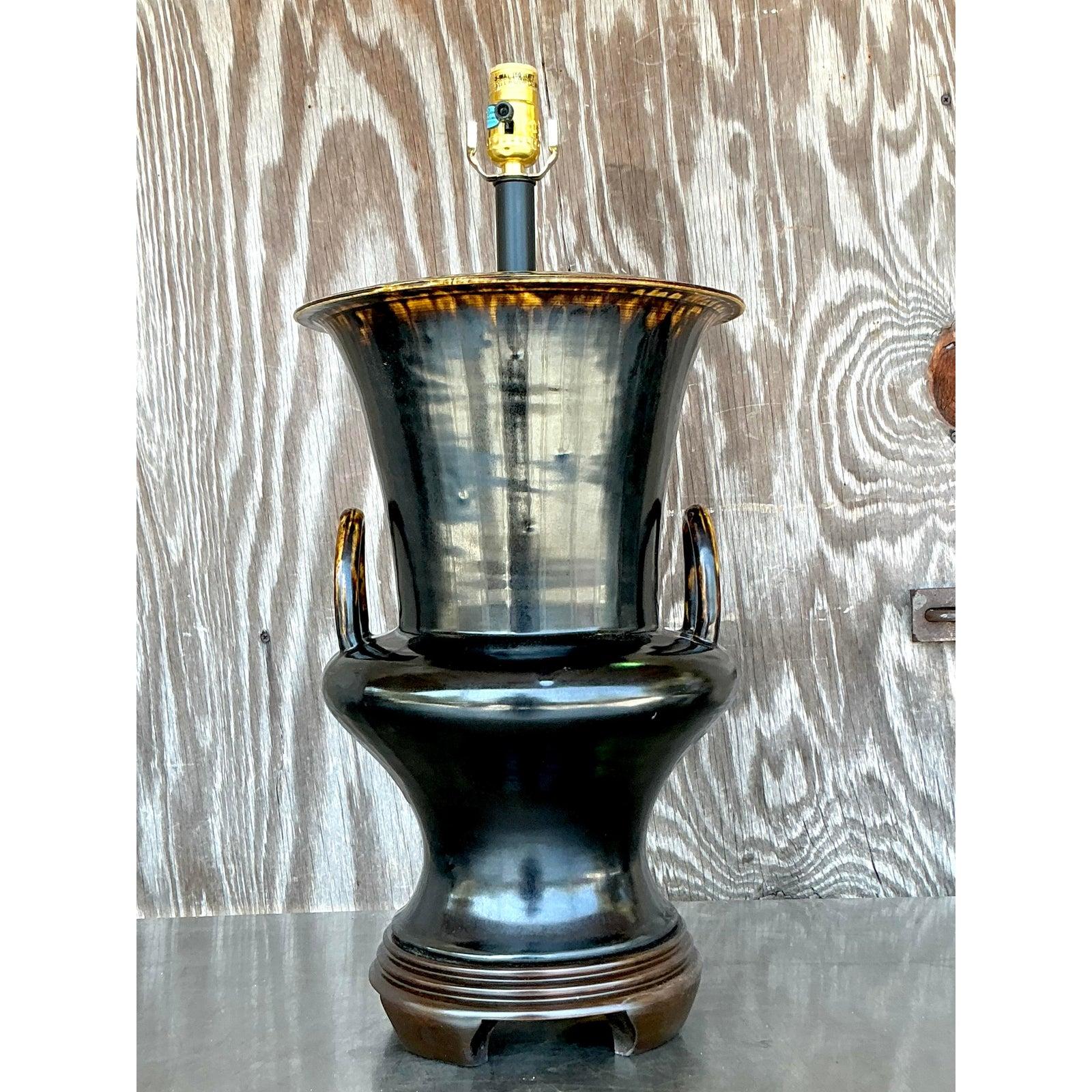Élevez votre intérieur avec cette lampe de table vintage distinguée du célèbre Frederick Cooper. Fabriquée avec la qualité et la vision artistique synonymes de la marque, cette lampe présente un corps classique en forme d'urne en céramique avec
