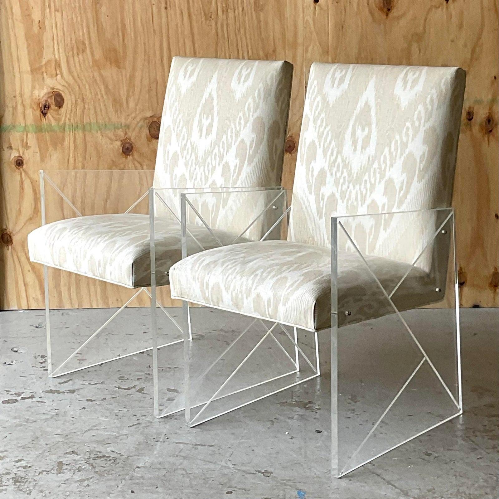 Une paire spectaculaire de chaises vintage Boho By. Fabriqué en France vers les années 60 avec une incroyable attention aux détails. Panneaux latéraux à l'aspect écorché chic et rembourré en imprimé Ikat Thibault. Acquis d'une succession de Palm