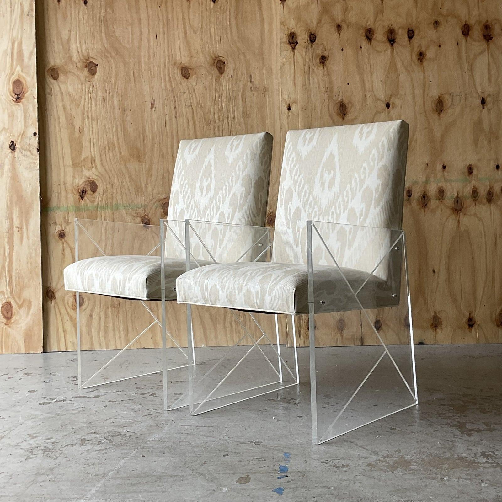 Tissu d'ameublement Paire de chaises d'accueil en lucite Thibaut Ikat vintage de style Boho français des années 60 en vente