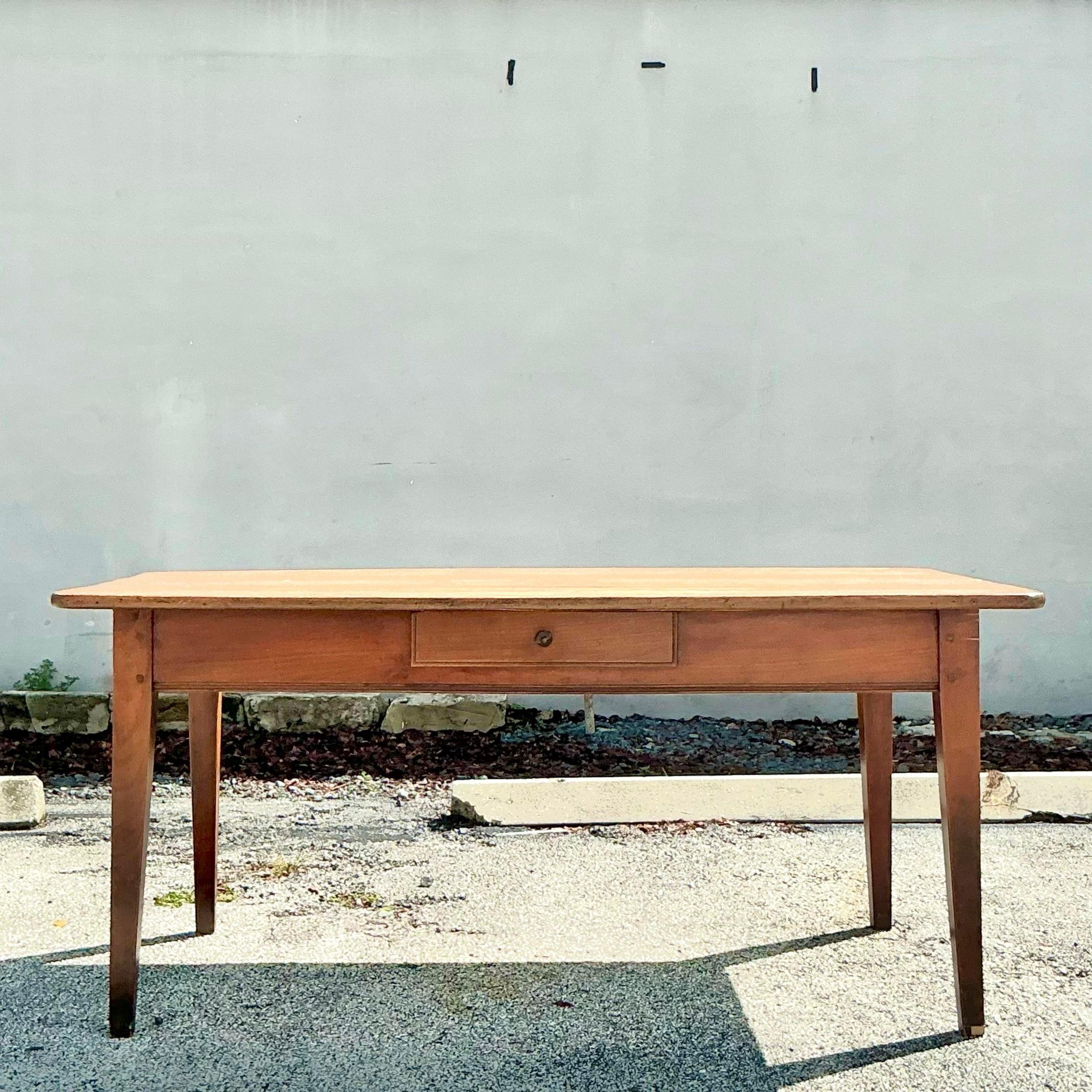 Adoptez l'élégance rustique avec la table de ferme Vintage Boho French Plank de style américain. Fabriquée à partir de planches robustes avec une finition vieillie, cette table allie le charme bohème à l'esthétique de la ferme française. Parfait