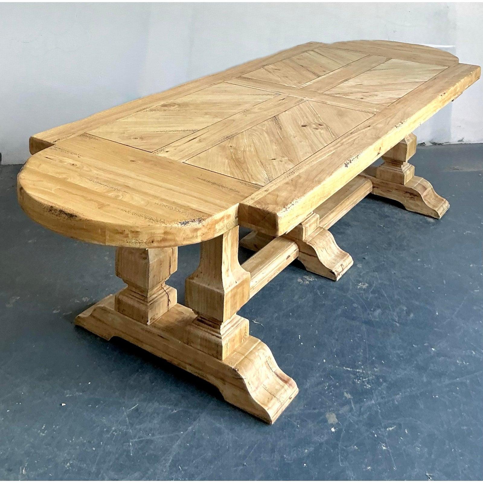 Esta monumental mesa de comedor encarna el robusto encanto y la perdurable tradición del diseño del refectorio francés, reimaginado para la finca contemporánea. Fabricado con madera gruesa y natural, el amplio tablero de la mesa presenta un