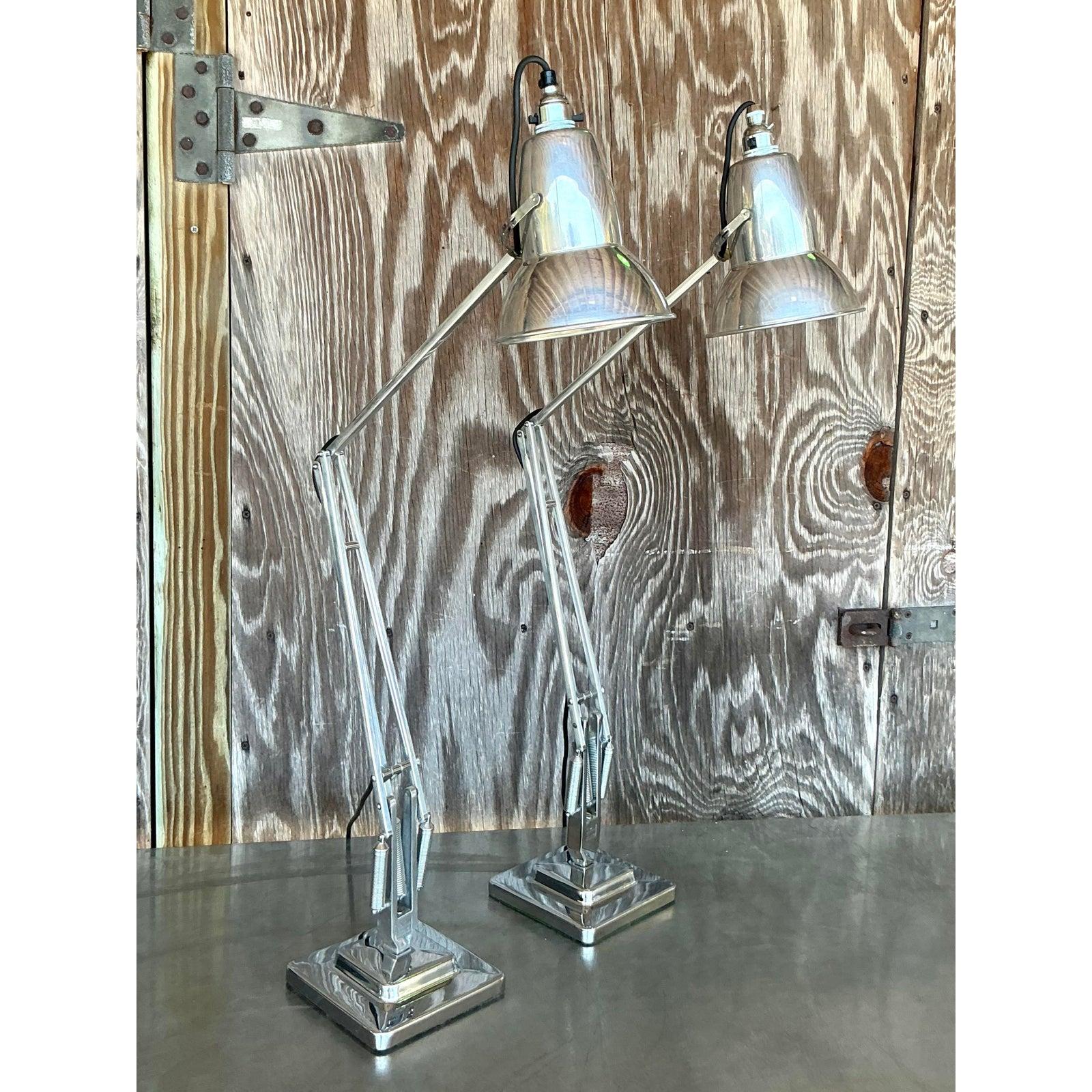 Ajoutez une touche brillante de design industriel britannique à votre espace avec cette paire de lampes à col de cygne chromées George Carwardine for Herbert Terry. Conçues à l'origine au milieu du XXe siècle, ces lampes de travail emblématiques