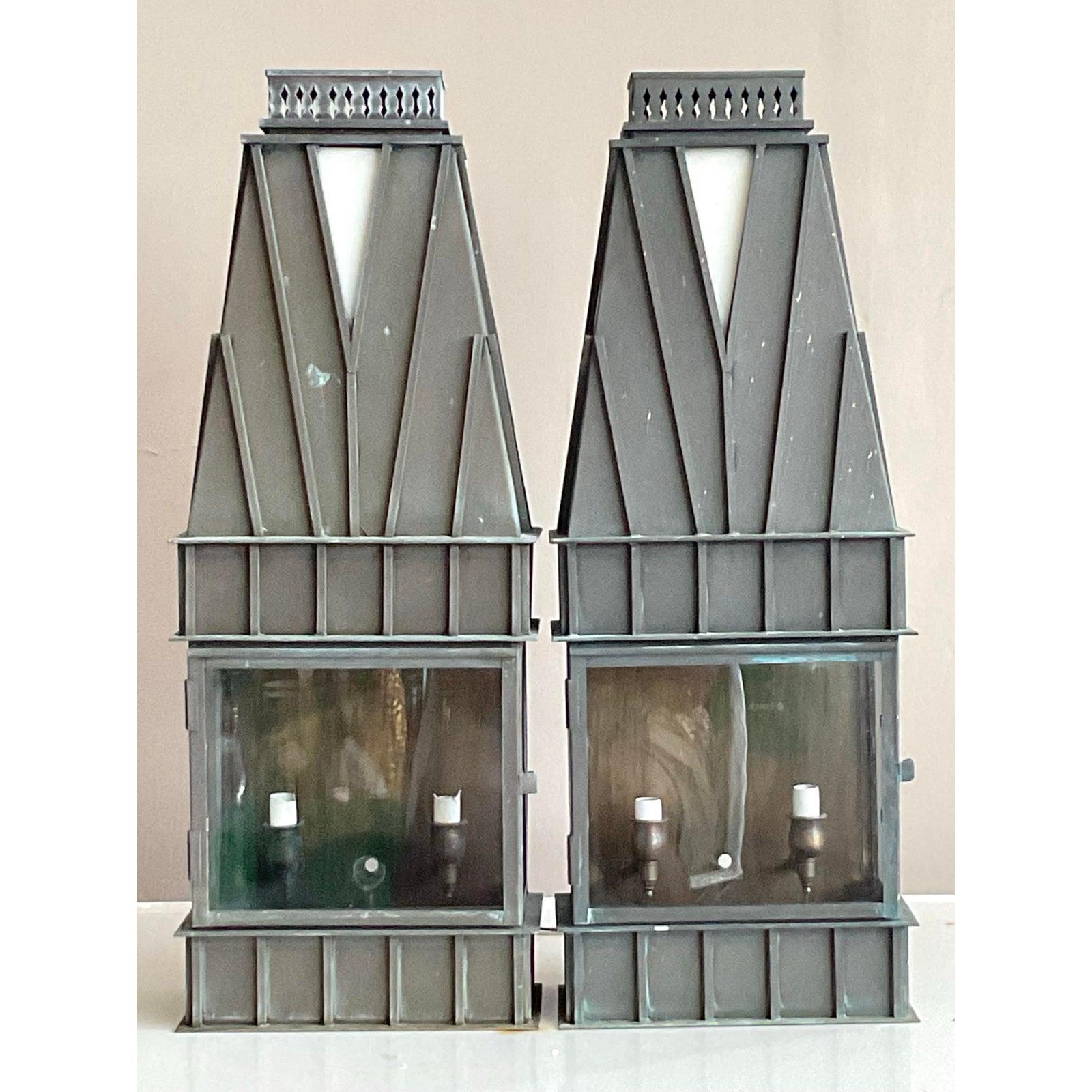 Cette paire exceptionnelle d'appliques architecturales d'époque permet de mettre en valeur le design. Chaque luminaire présente une forme de lanterne spectaculaire et surdimensionnée, avec un toit de style pagode distinctif et une galerie